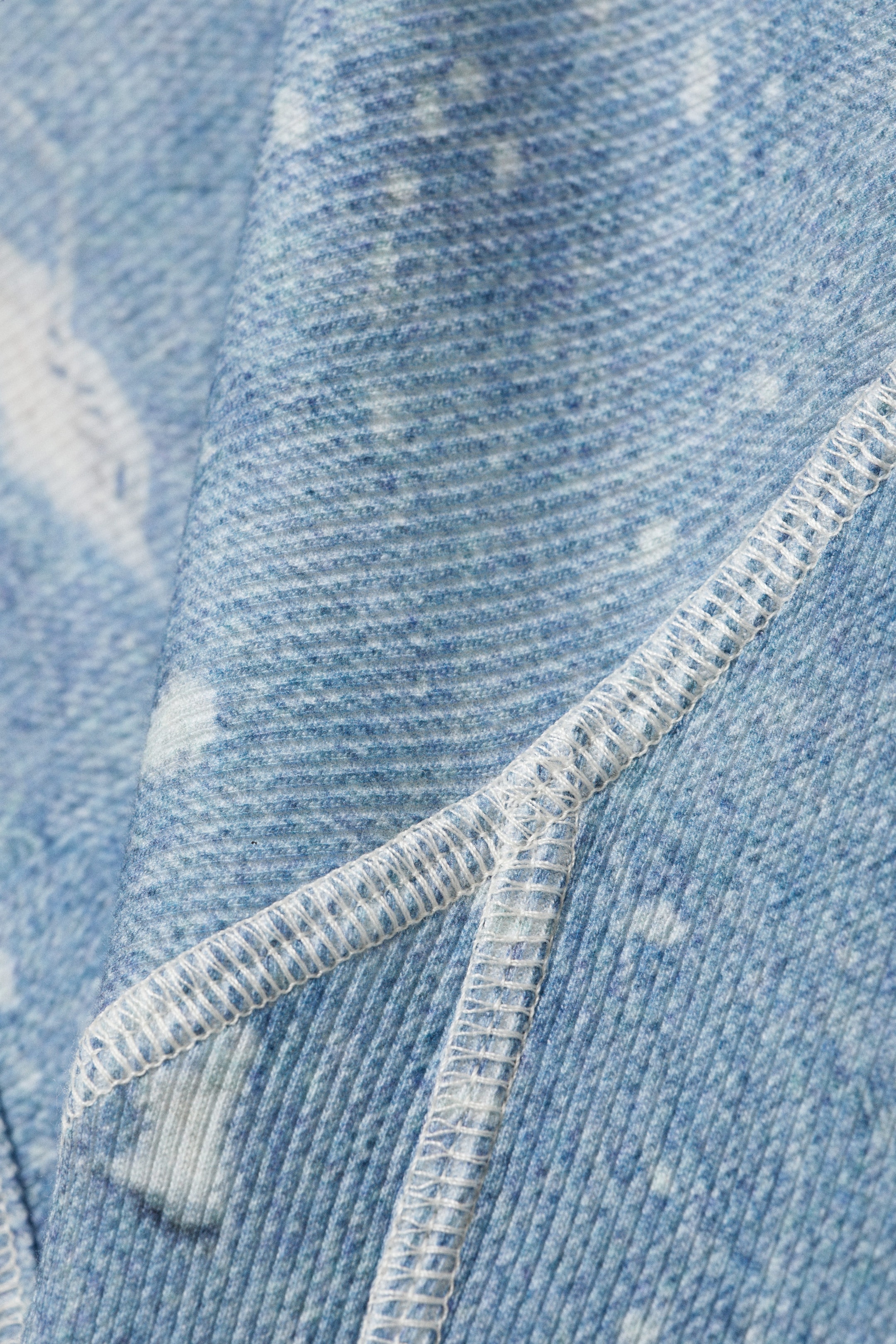 Blå - Slitet denim-mönster - Tight T-shirt med kontrastsöm - 2
