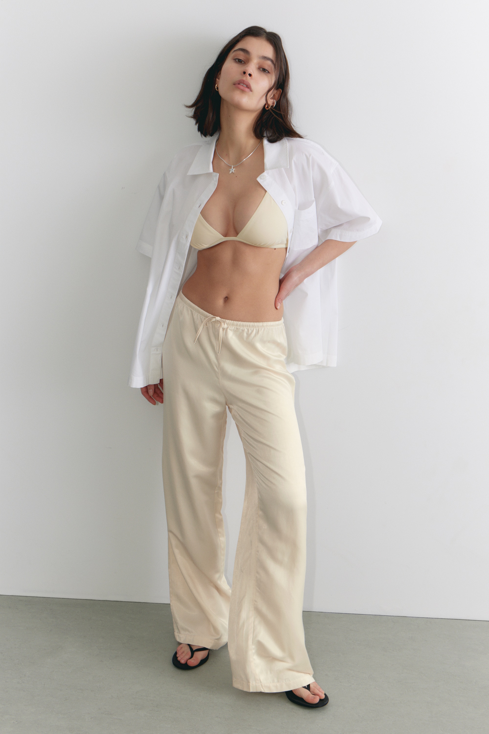 Entspannte Schlupfhose mit niedrigem Bund - Blasses Weiß/Dunkelbraun