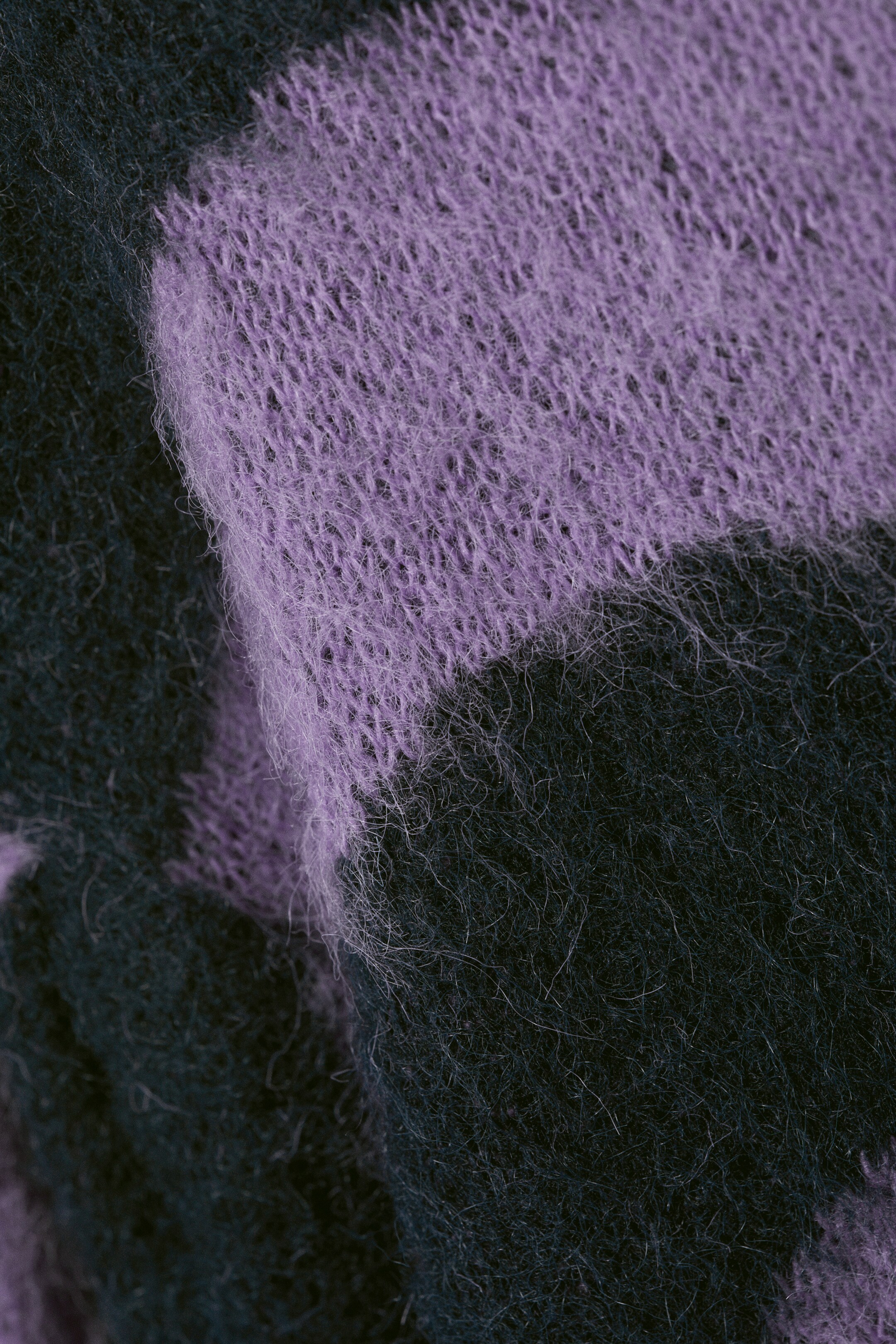 Visa större bild: Stickad tröja med puffiga ärmar - Lila – Svarta virvlar - DAM | H&M FI 2