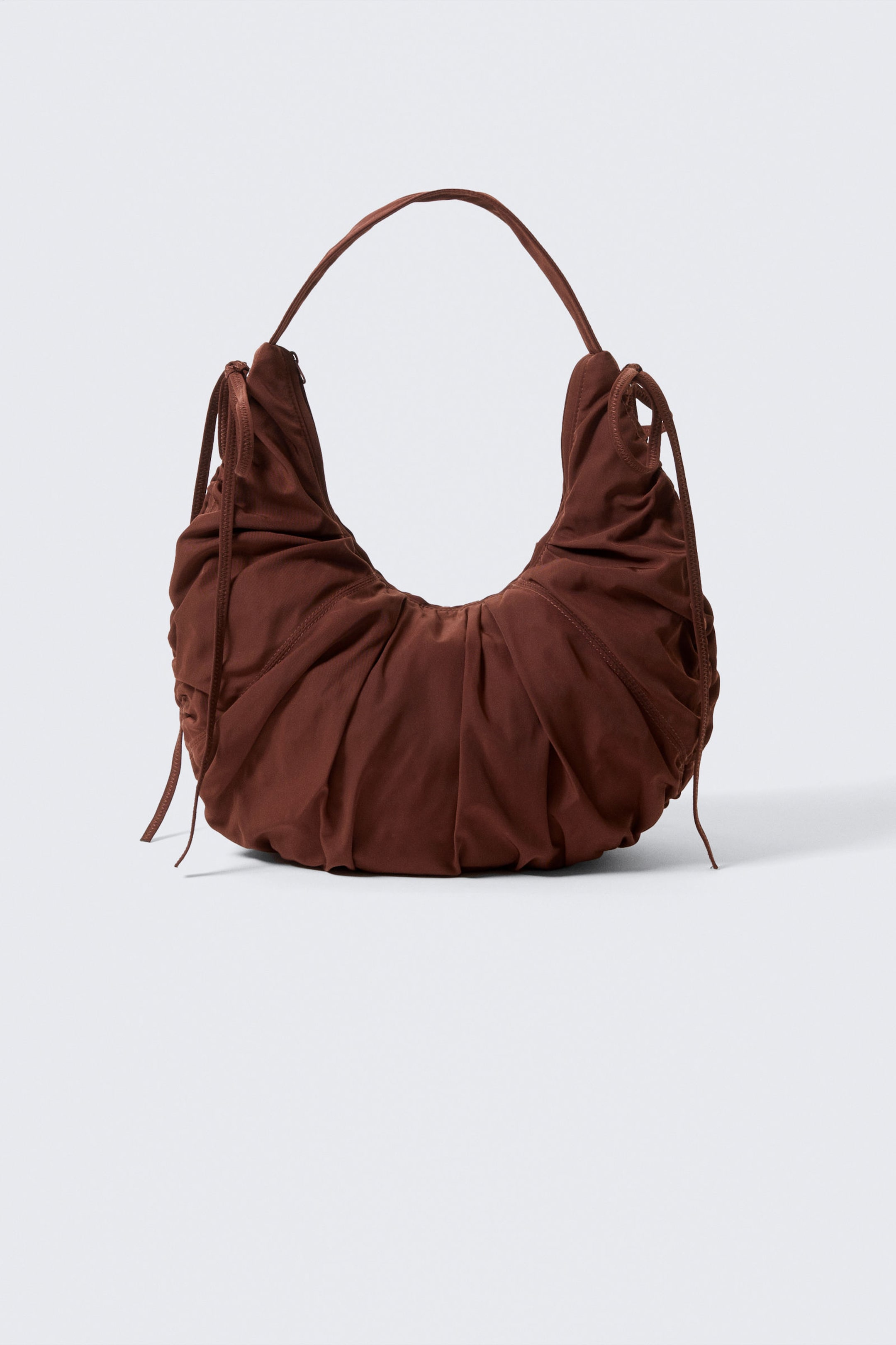 #562E2B - Geraffte Schultertasche im Halbmond-Design - 1
