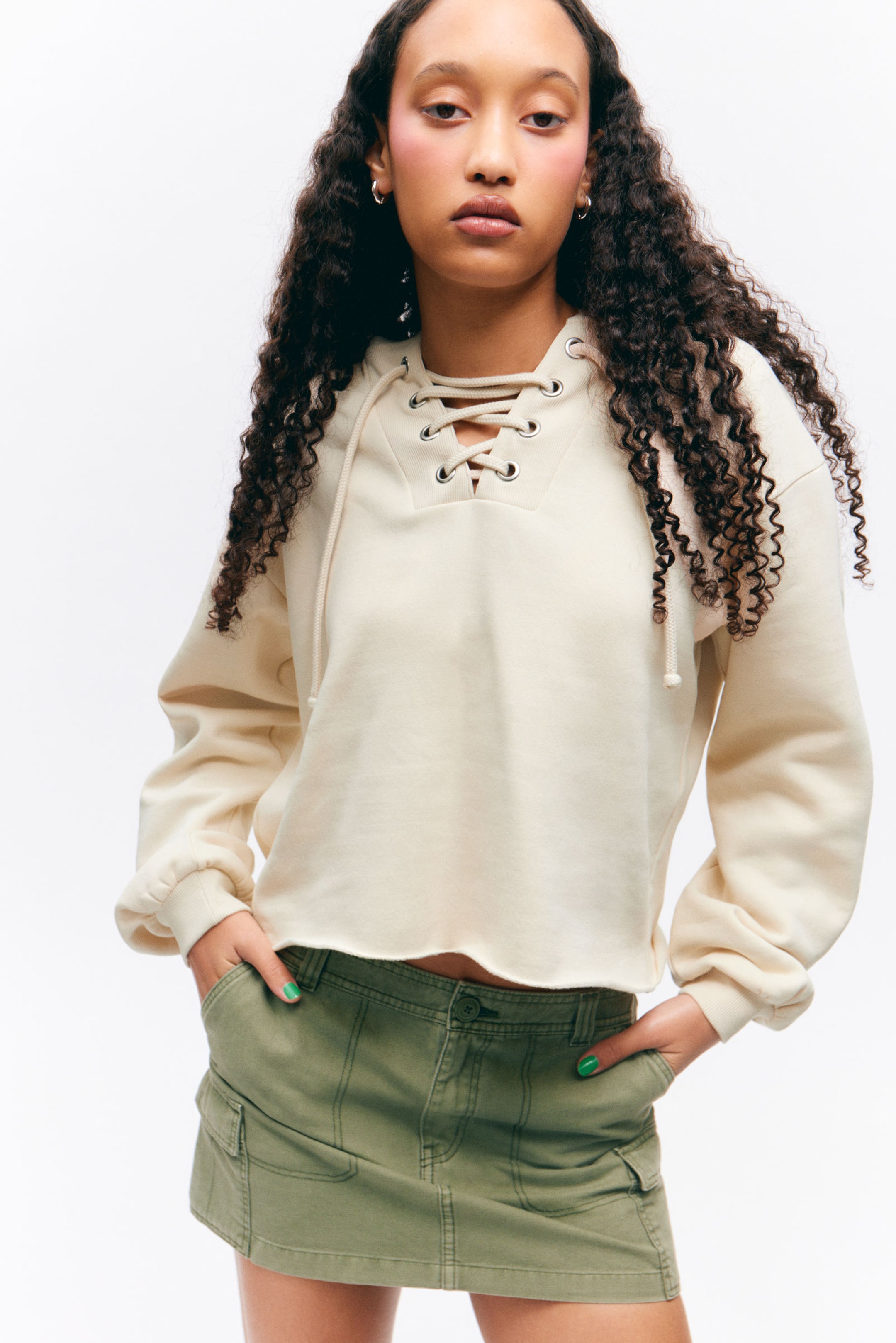 Hellbeige - Kurzer Hoodie mit Schnürdetails - 2