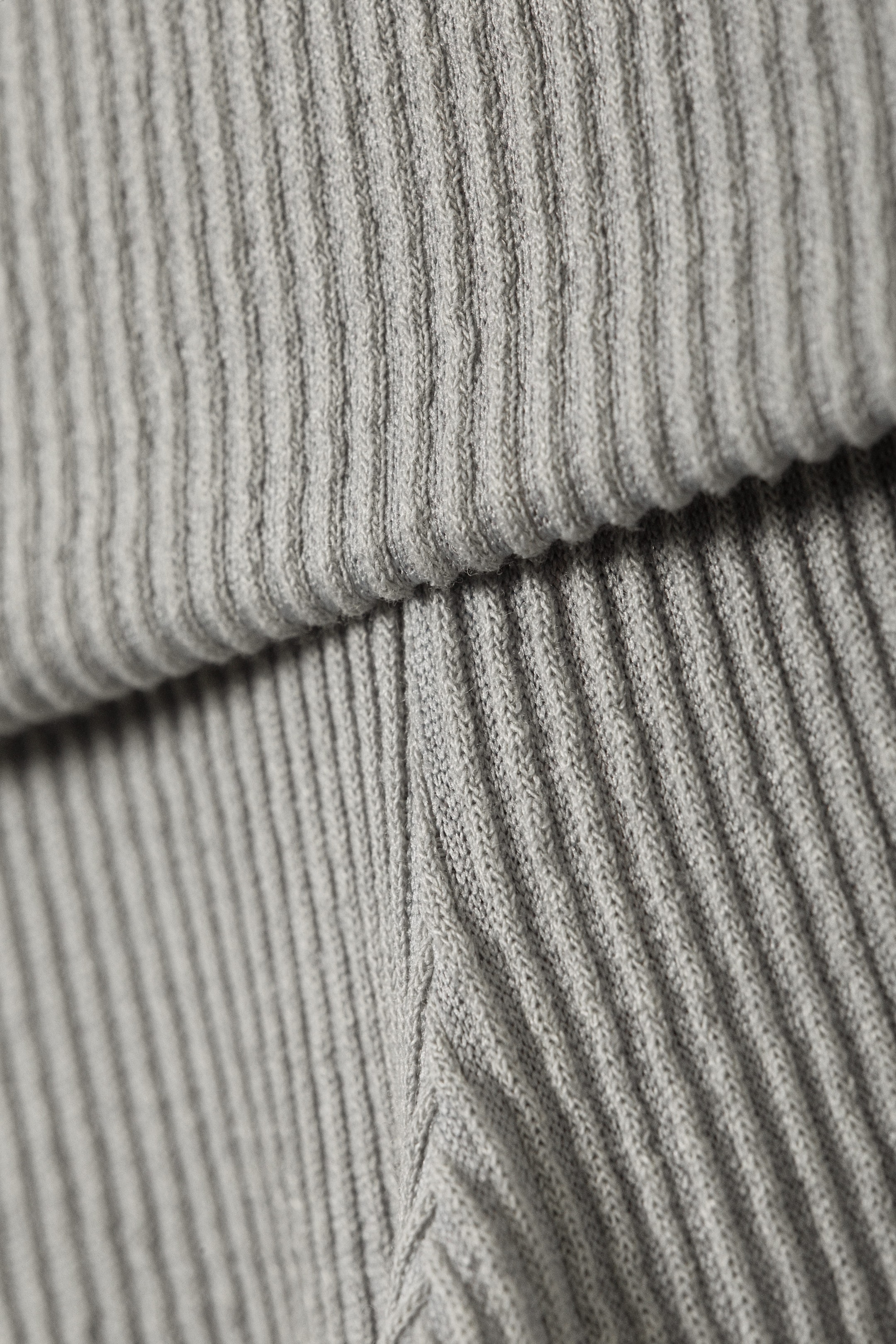 Staubgrau - Ausgestellte, gerippte Hose mit niedriger Taille - 5