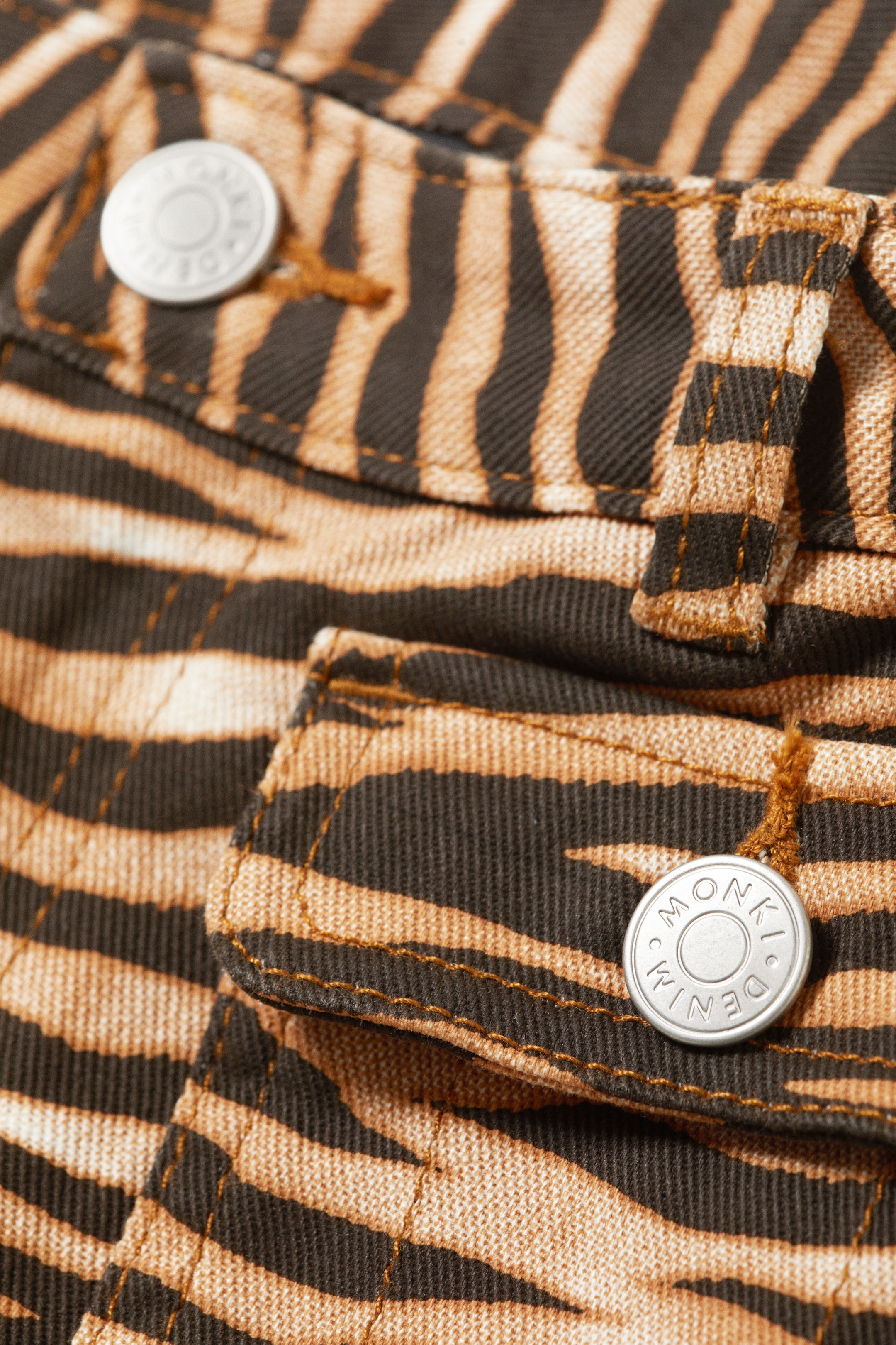 Tigerstreifen - Niedrig taillierte Bootcut-Hose aus Twill - 1