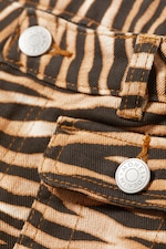 Tigerstreifen - Niedrig taillierte Bootcut-Hose aus Twill - 1