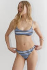 Blau gestreift - Bikinioberteil mit tiefem Ausschnitt - 0