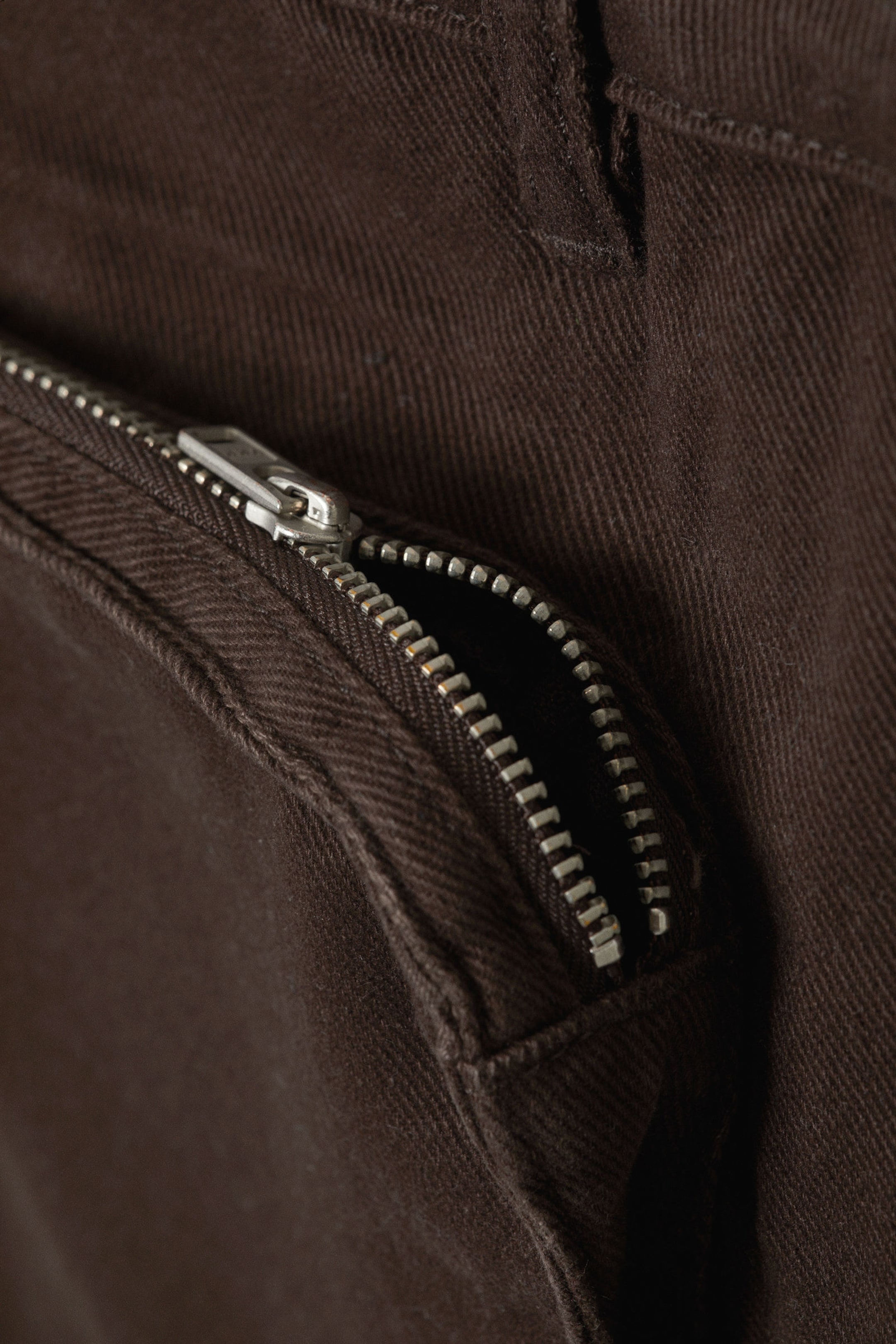 Dunkelbraun - Asymmetrischer Wickelskort aus Baumwoll-Twill - 7