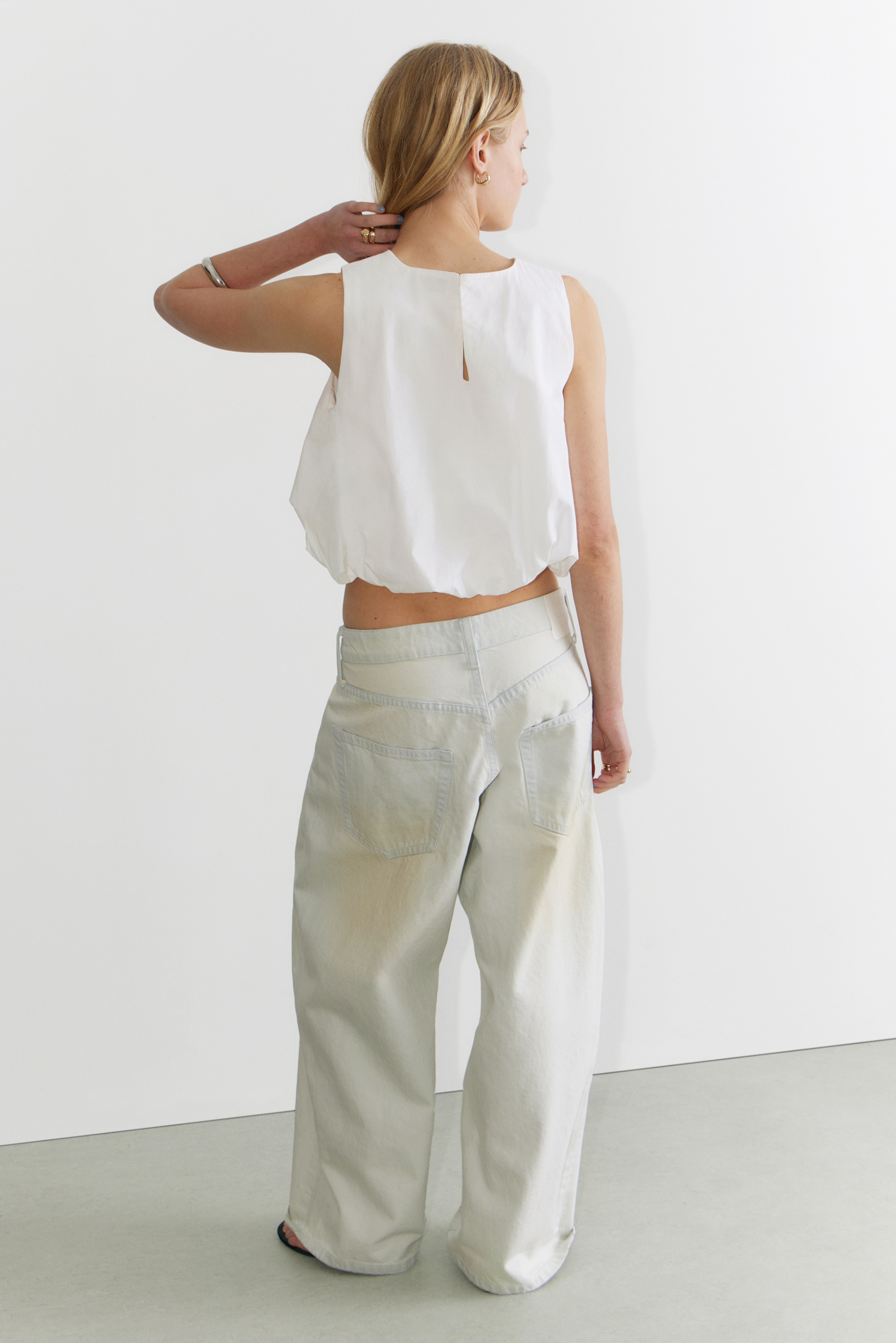 Grösseres Bild ansehen: Ärmelloses Popeline-Top mit Ballonsaum - Weiß - DAMEN | H&M CH 3