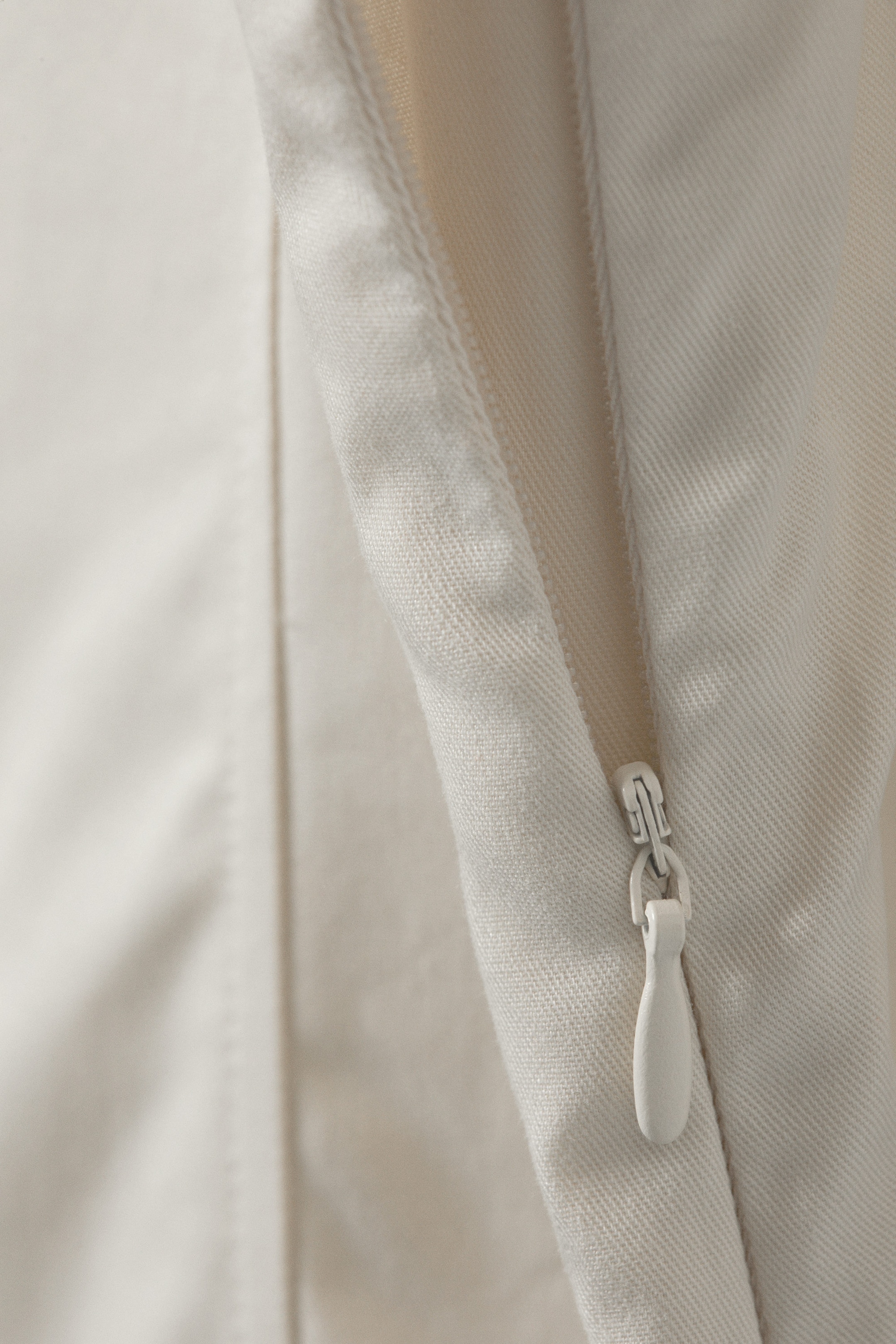 Hellbeige - Plissee-Minikleid aus Twill mit Bindeband - 5