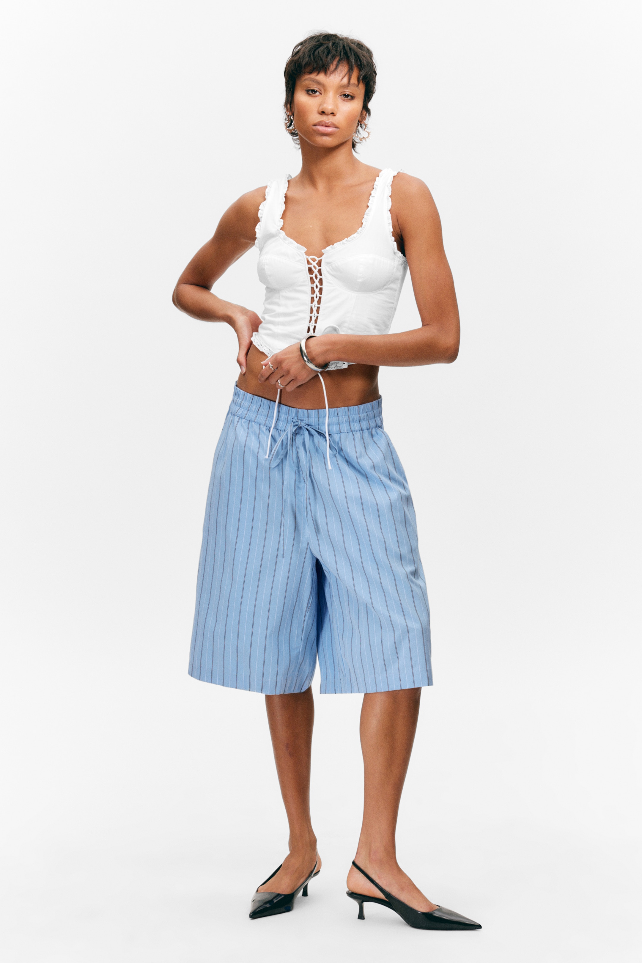 Ingrandisci l'immagine: Relaxed Low Rise Knee-length Cotton Shorts - Striped Blue - DONNA | H&M CH 1