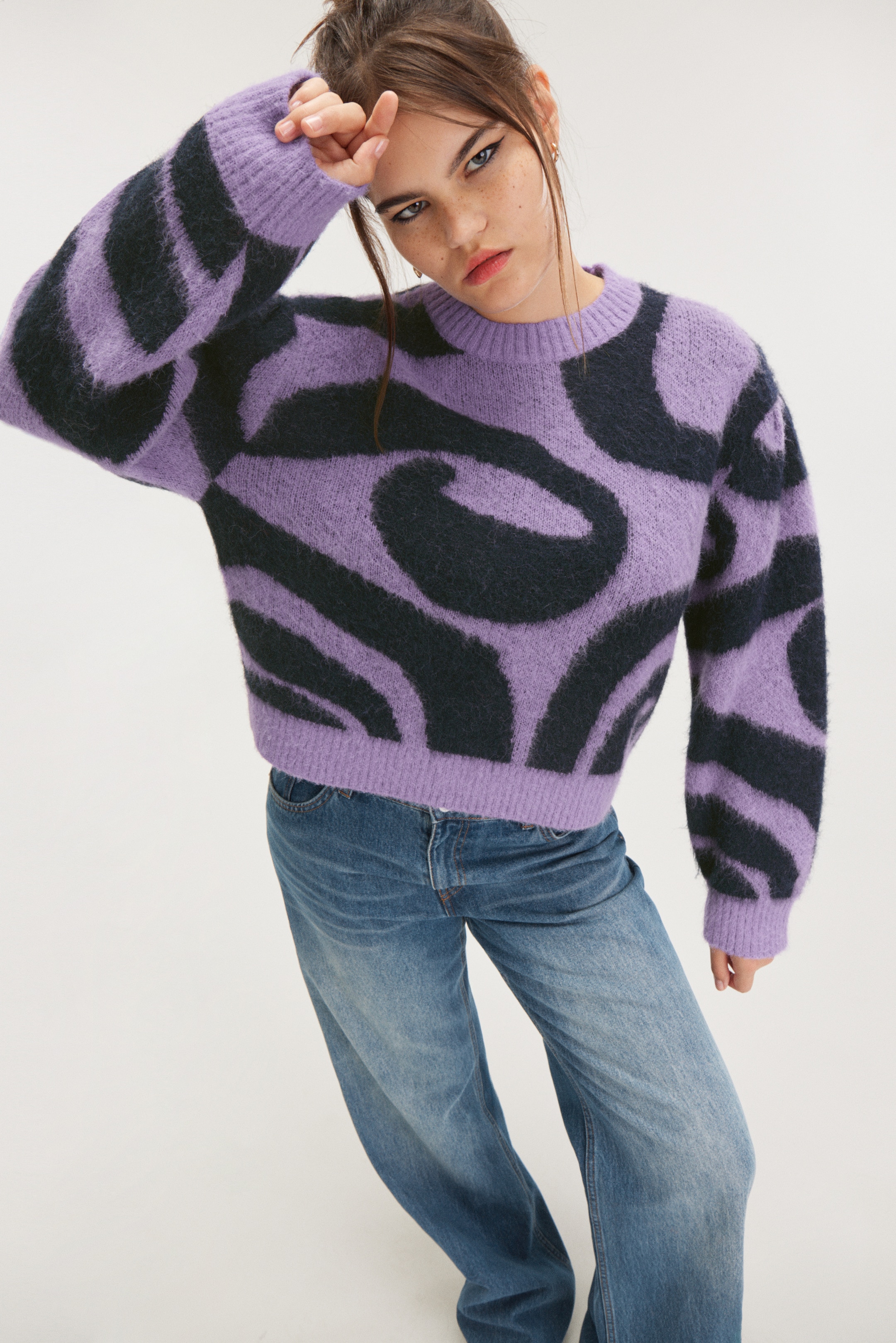 Größeres Bild ansehen: Strickpullover mit Puffärmeln - Lila - Schwarze Wirbel - Ladies | H&M DE 2