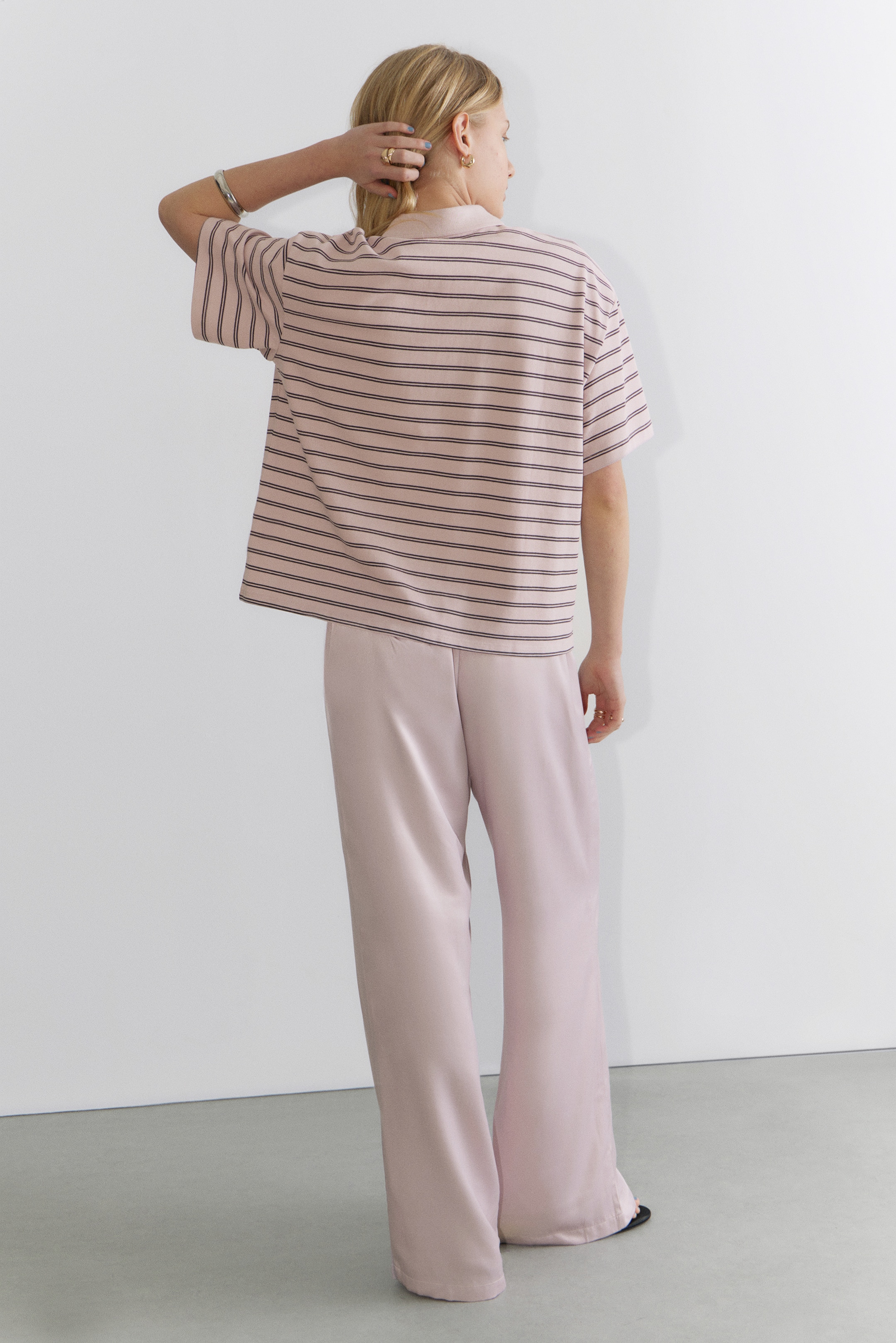 Zobacz większy obraz: Top polo w paski Relaxed Fit - Różowe i czarne paski - ONA | H&M PL 3