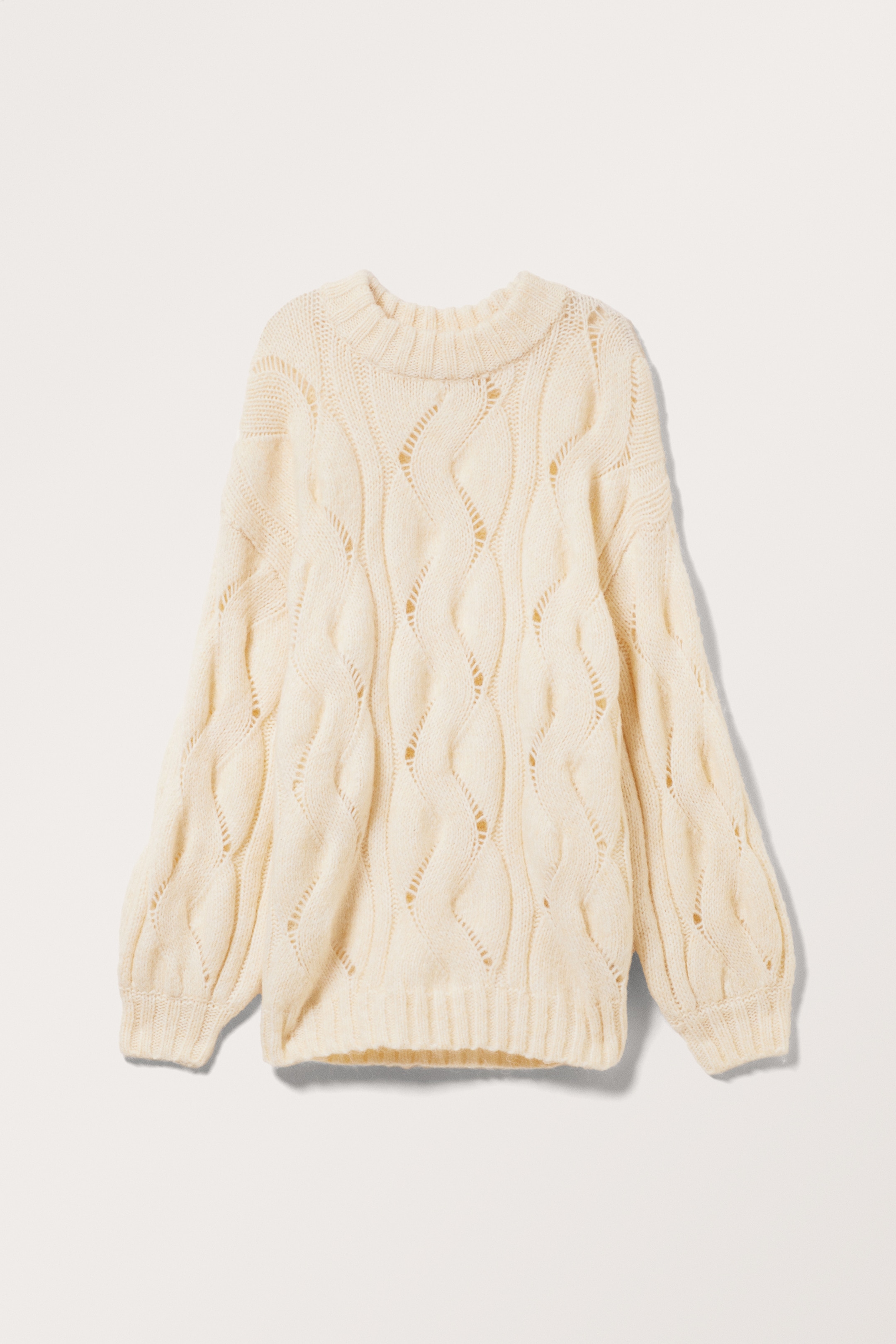 Visa större bild: Oversized kabelstickad tröja - Crèmevit - DAM | H&M SE 1