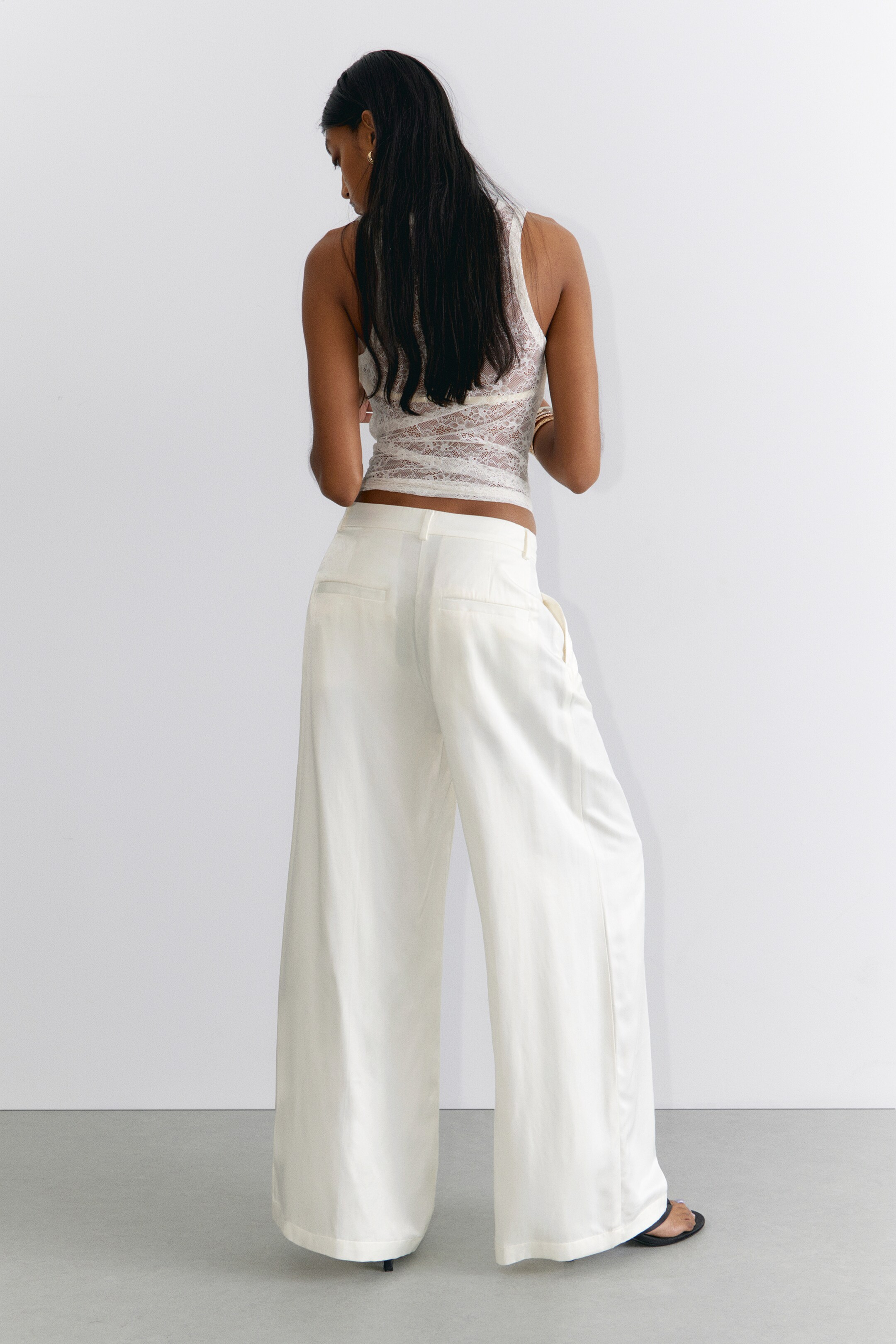 Nagyobb kép megtekintése: Pleated High Waist Wide Leg Suiting Trousers - White Satin - NŐI | H&M HU 3