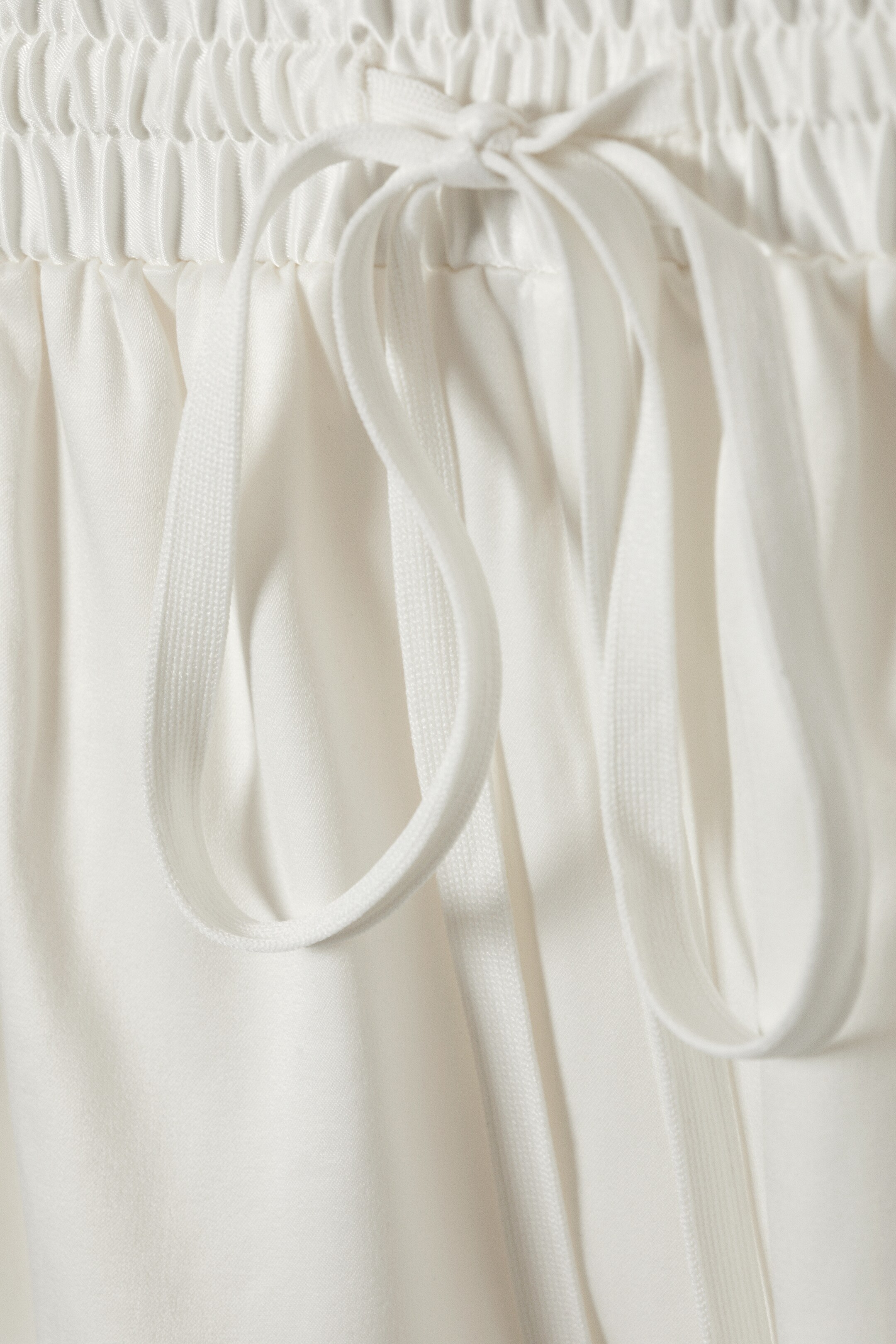 Größeres Bild ansehen: Kurze Satinshorts mit niedrigem Bund - Weiß - Ladies | H&M DE 6