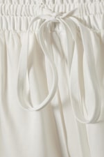 Vit Satäng - Korta lågmidjade shorts i satin - 1