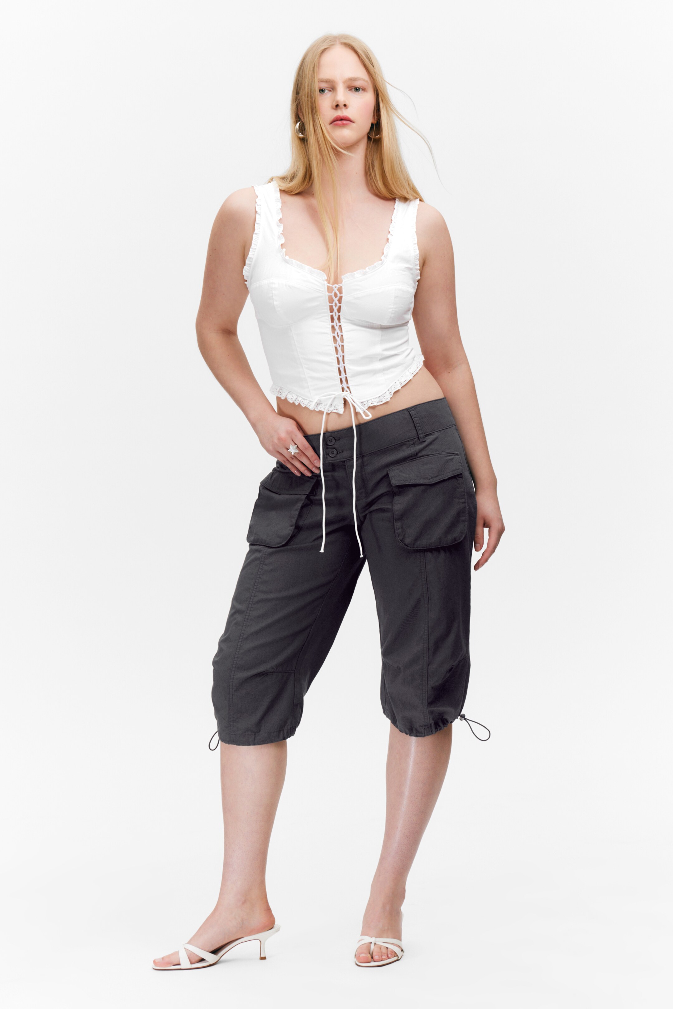 Größeres Bild anzeigen: Cargo-Capri-Hose mit ultraniedrigem Bund - Dunkelgrau - Ladies | H&M AT 1