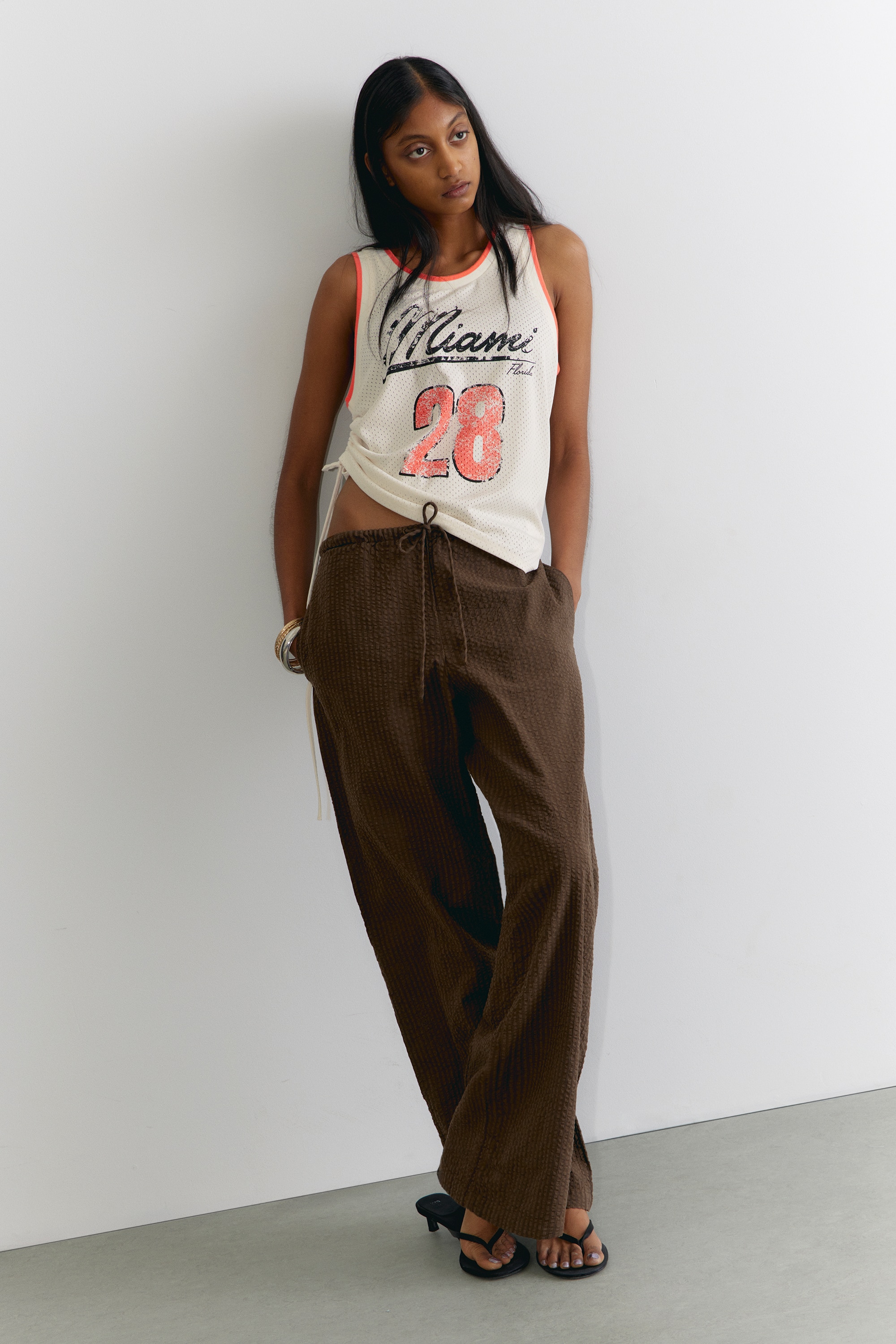 Ruimvallende pull-on broek met lage taille - Donkerbruin/Stoffig wit