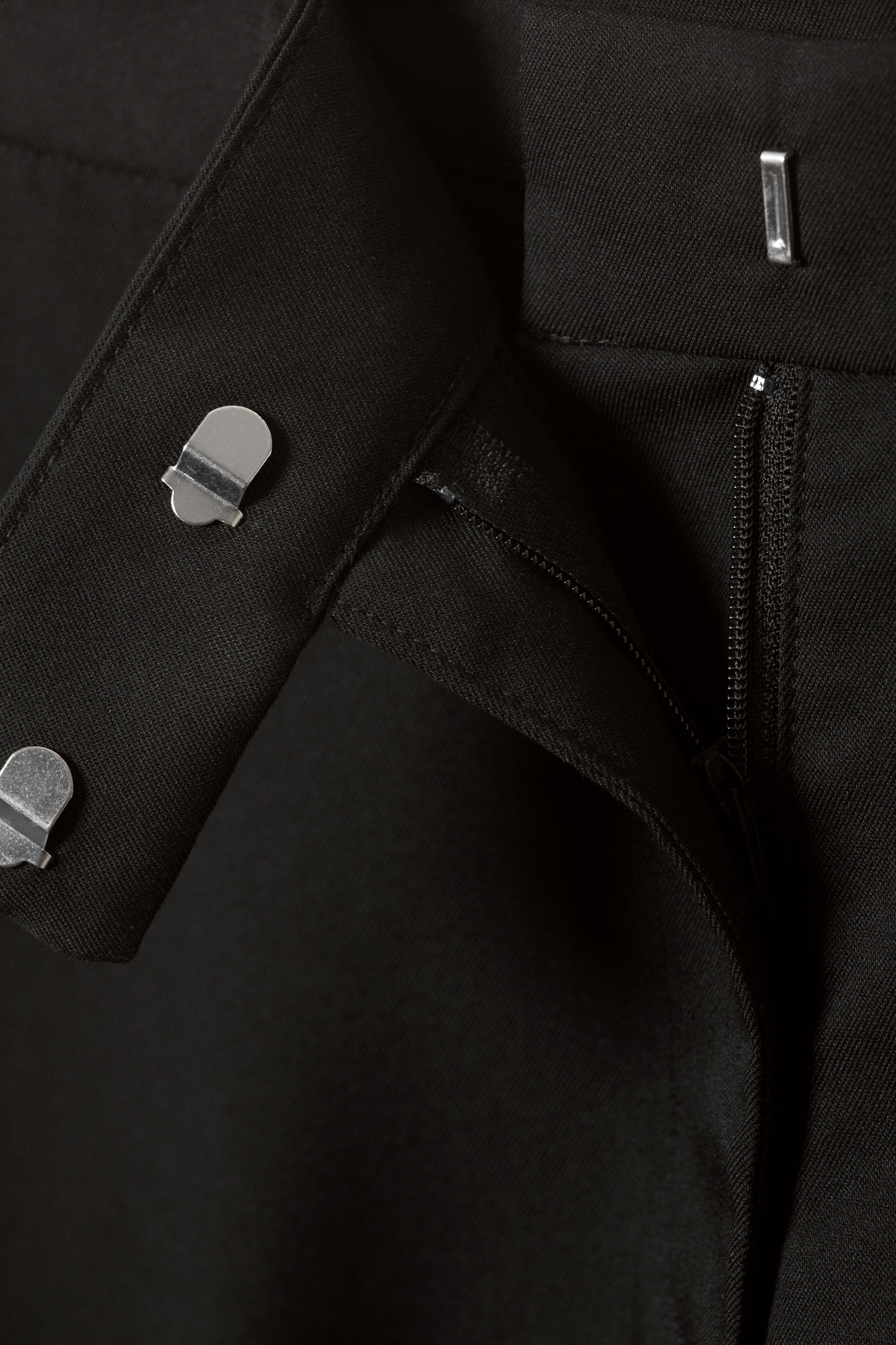 Grösseres Bild ansehen: Tief geschnittene Bundfaltenhose aus Anzugstoff - Schwarz - DAMEN | H&M CH 6