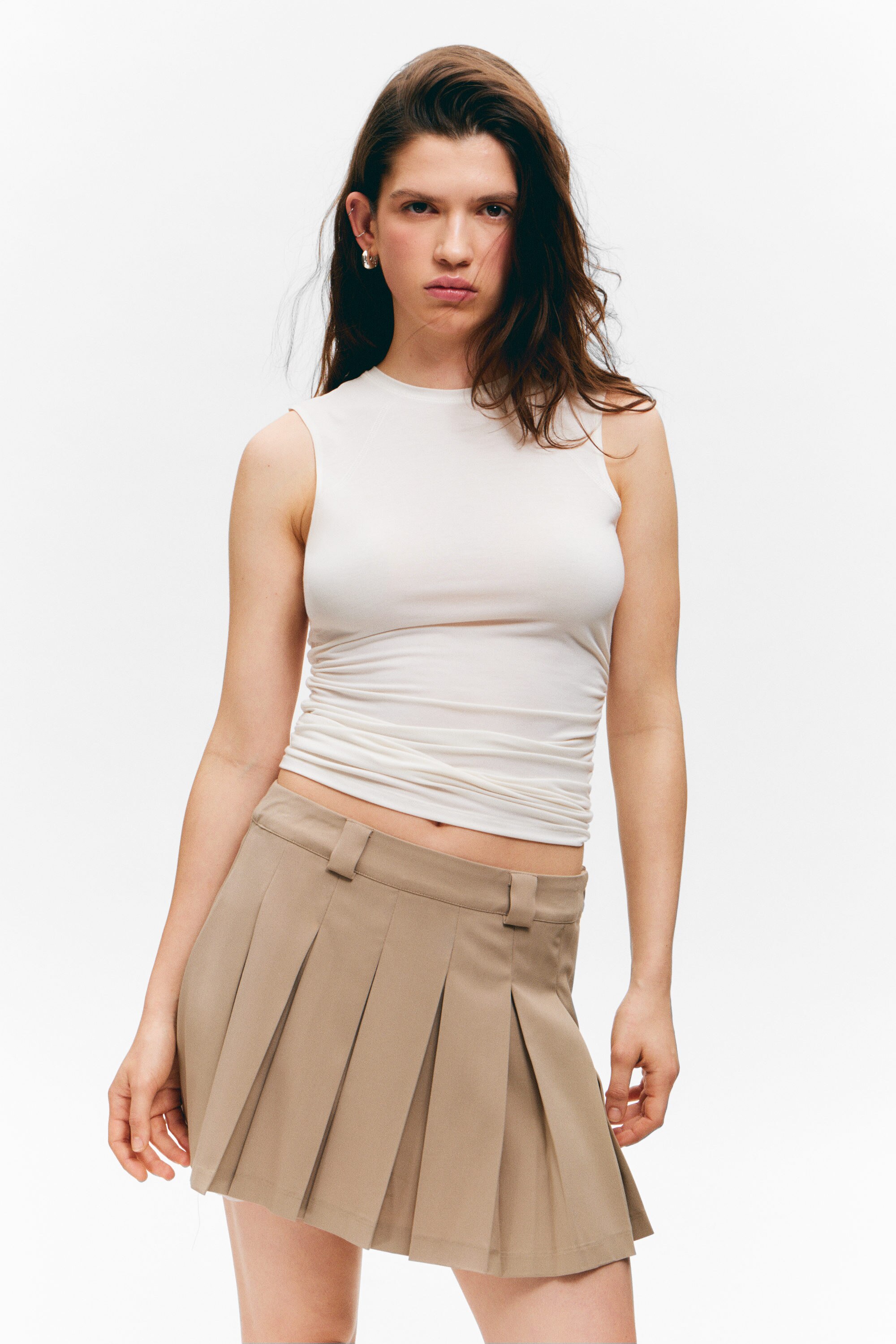 low pleated mini skirt - Dusty Beige | Monki EU