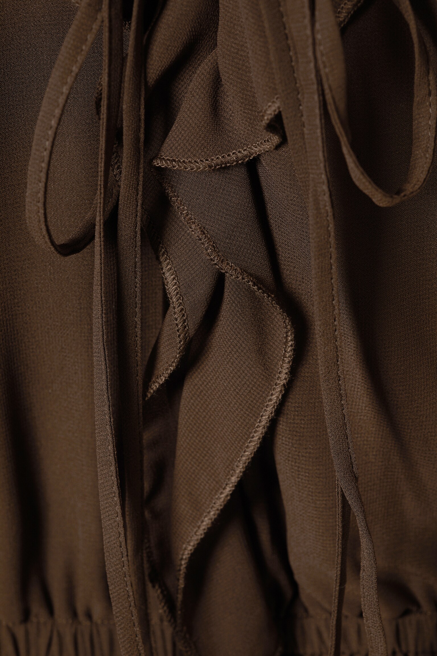 Minikleid mit Rüschen und V-Ausschnitt - Dunkelbraun/Senfgelb - 6
