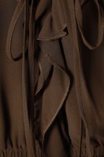 Dunkelbraun - Minikleid mit Rüschen und V-Ausschnitt - 1