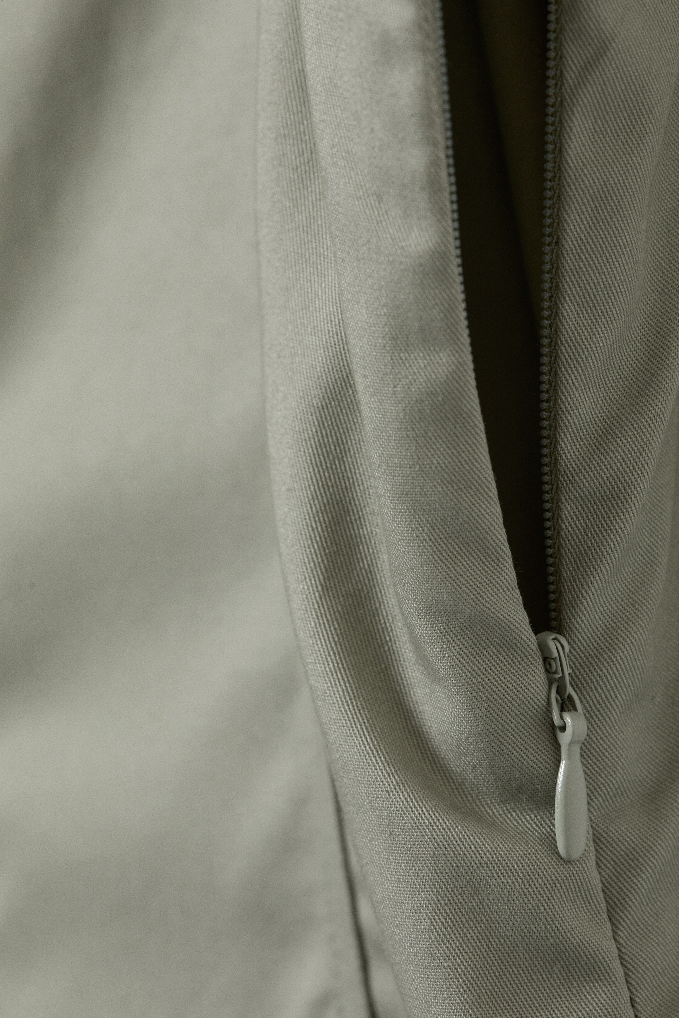 Grösseres Bild ansehen: Plissee-Minikleid aus Twill mit Bindeband - Helles Khakigrün - DAMEN | H&M CH 5