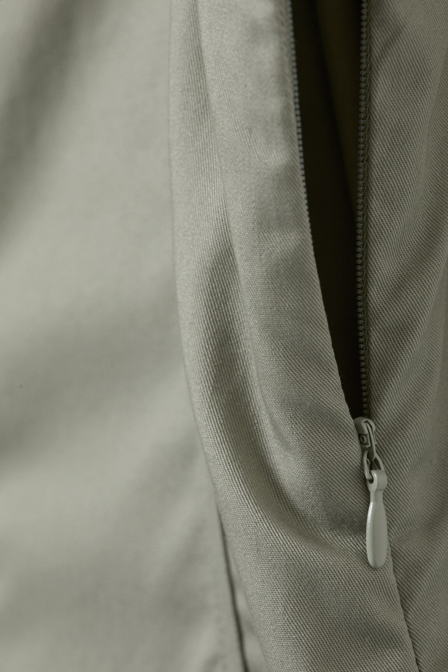 Plissee-Minikleid aus Twill mit Bindeband - Helles Khakigrün/Hellbeige - 5