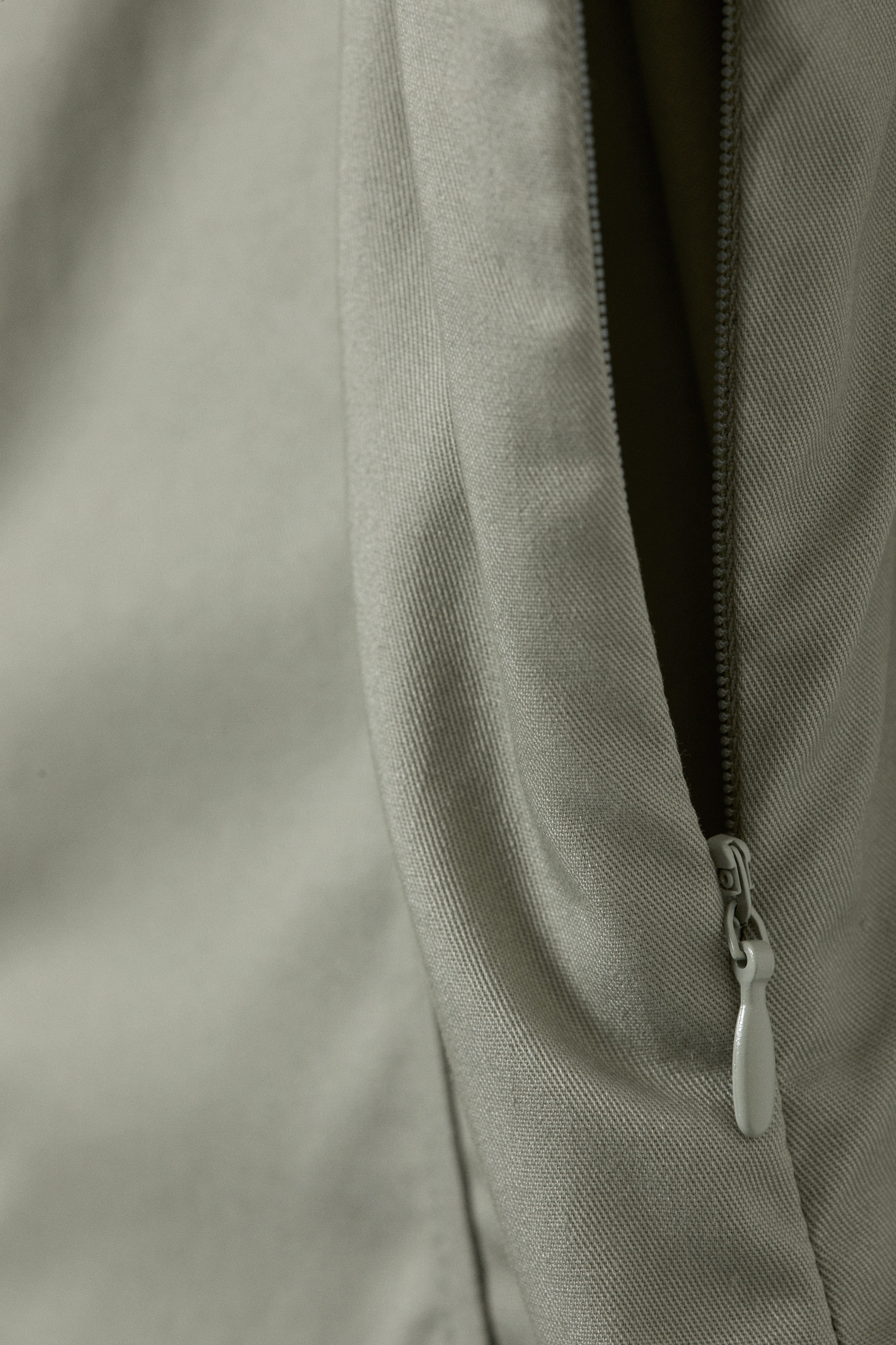 Helles Khakigrün - Plissee-Minikleid aus Twill mit Bindeband - 4