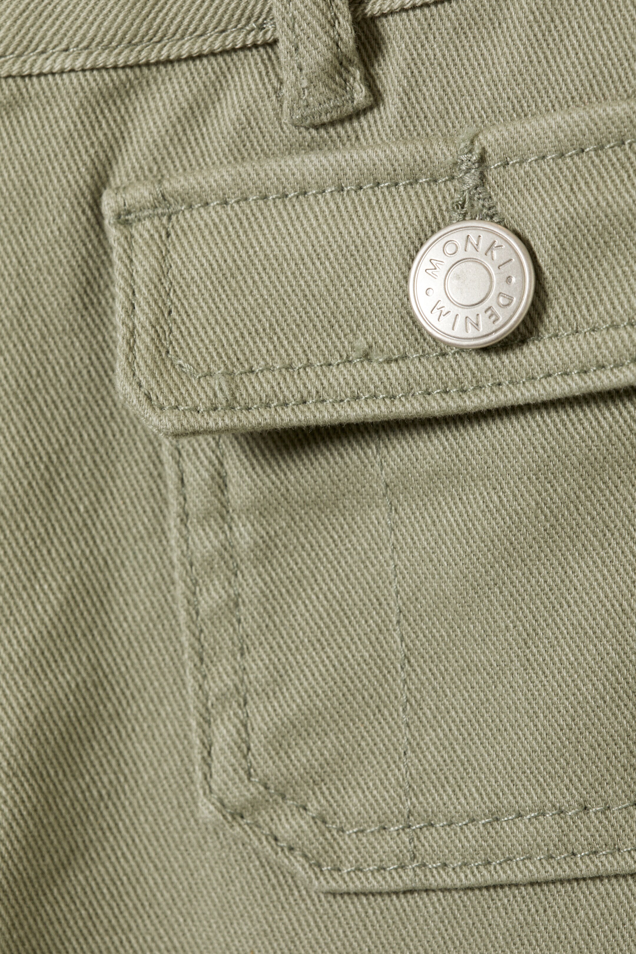 Visa större bild: Bootcut-byxor i twill med låg midja - Khakigrön - DAM | H&M SE 6