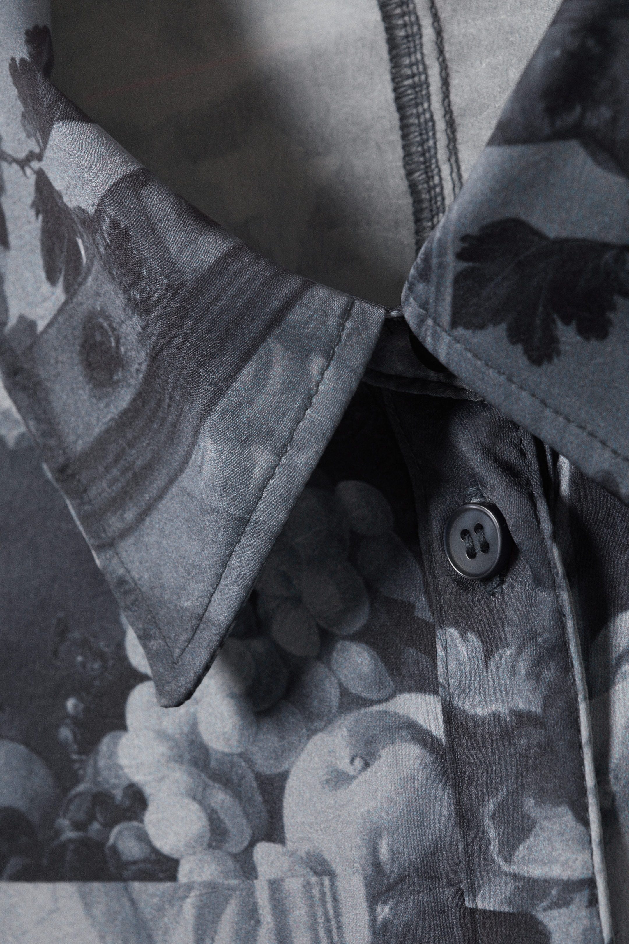 Dunkelgrau - Blumen-Collage - Bedrucktes Hemd mit Knopfleiste im Slim Fit - 5