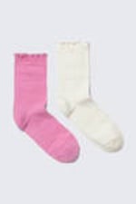 Rosa und weiß - 2er-Pack Socken mit Blumenstruktur und Rüschen. - 0
