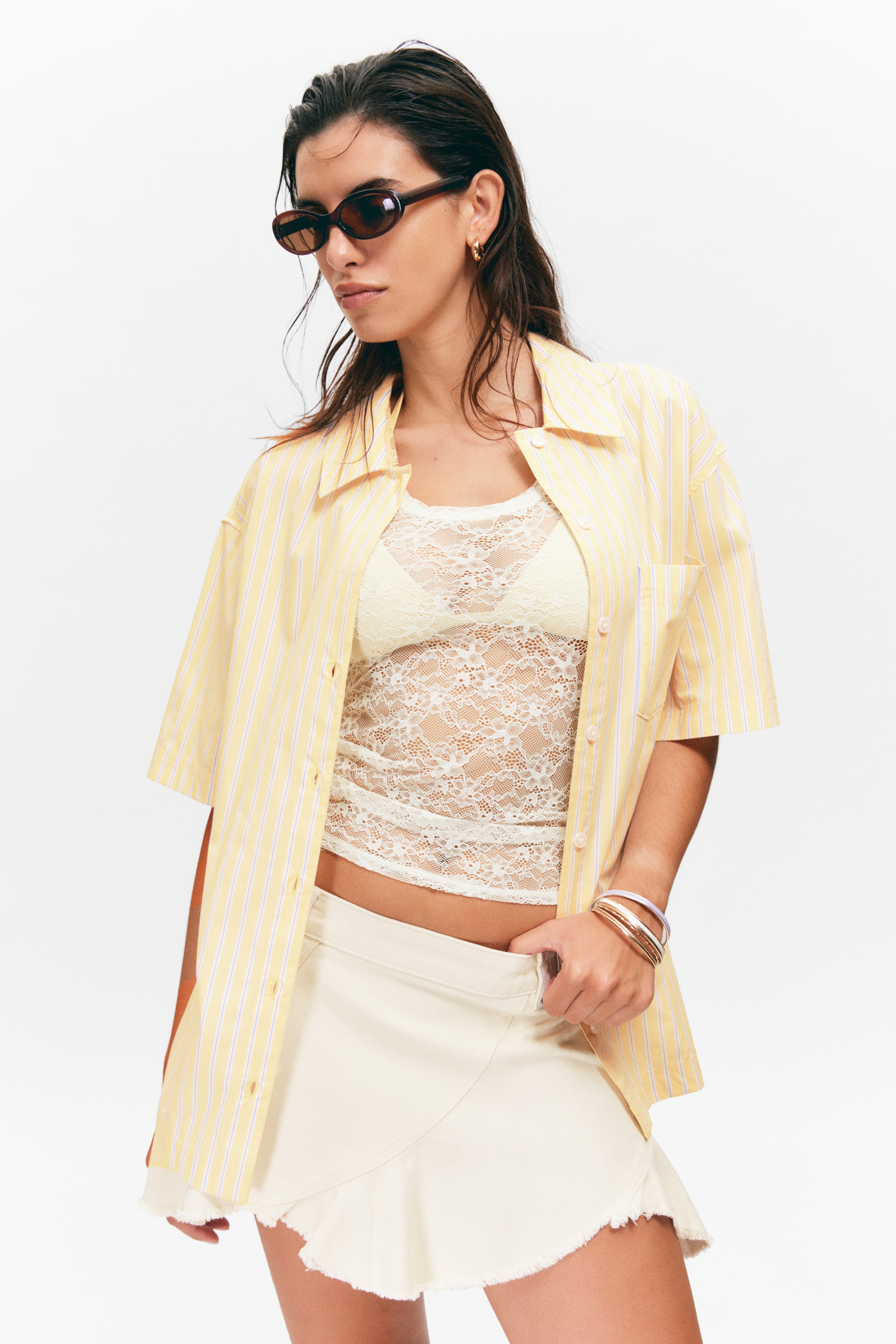 Größeres Bild ansehen: Kurzärmliges Oversized-Hemd aus Baumwollpopeline - Hellgelb mit Streifen - Ladies | H&M DE 1