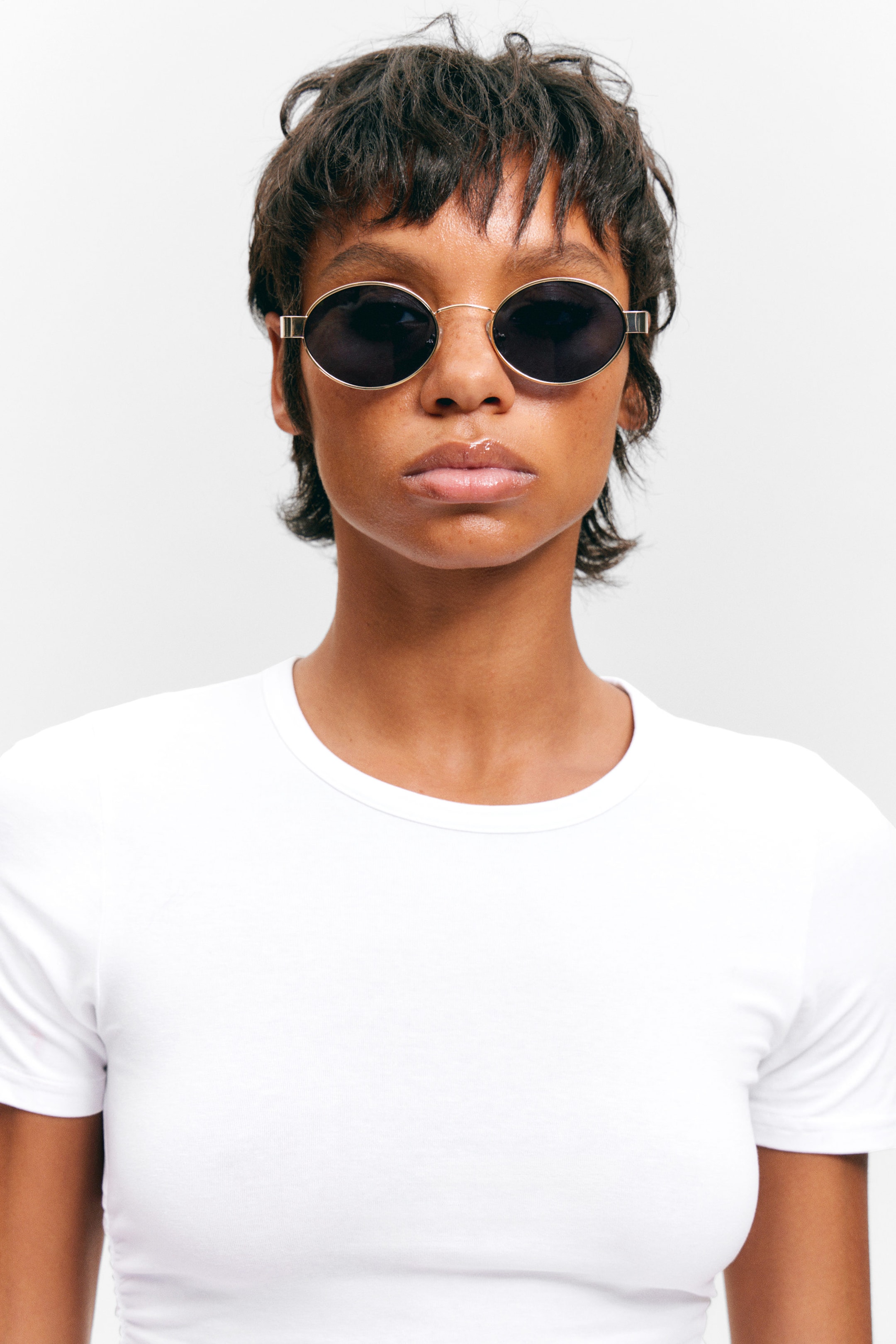 Golden - Dunkelblaue Gläser - Minimalistische ovale Sonnenbrille aus Metall - 1