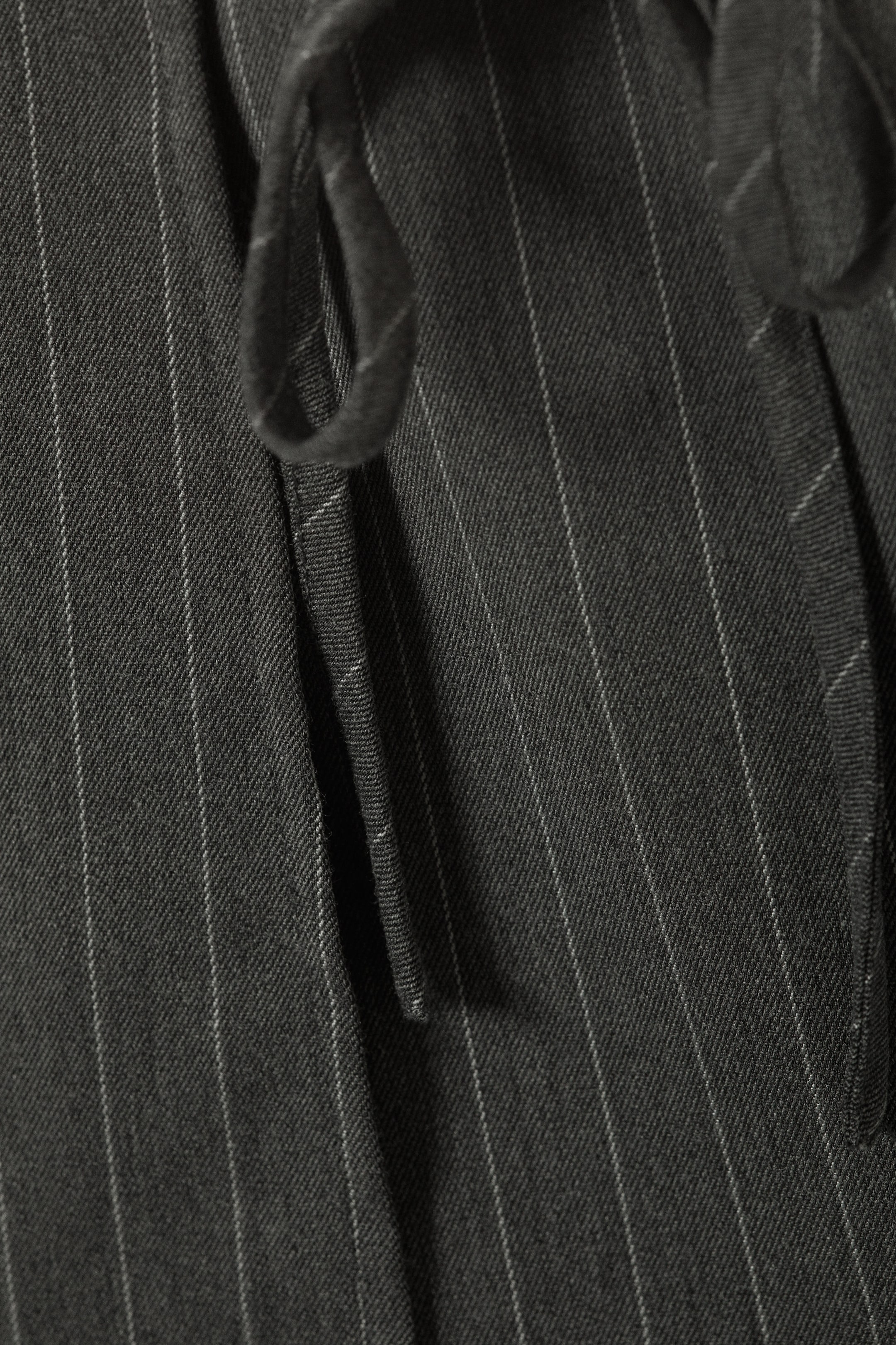 Dunkelgraue Nadelstreifen - Mini-Wickelrock - 2