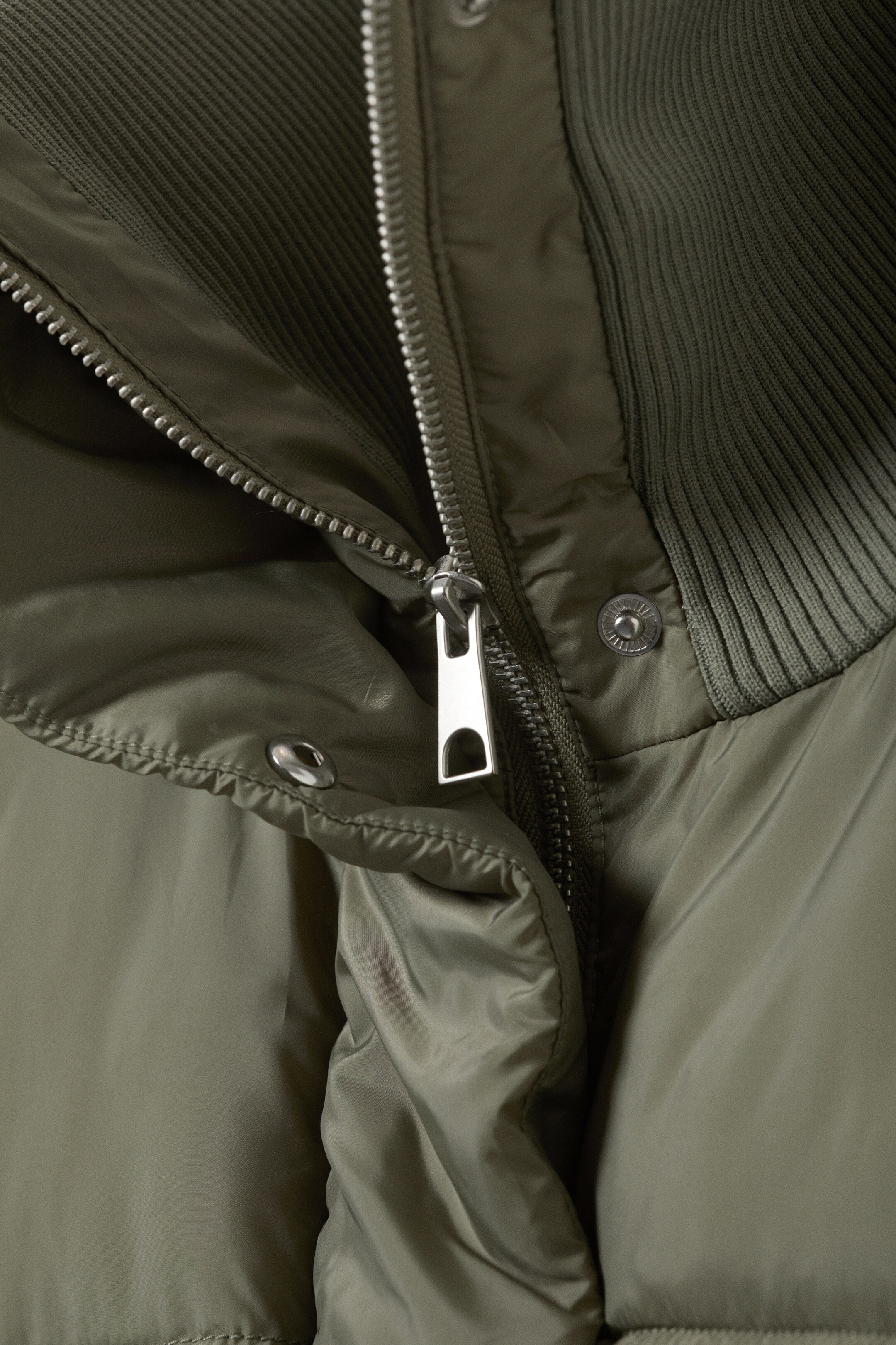 Zobacz większy obraz: Watowana kurtka puffer Cropped - Zieleń khaki - ONA | H&M PL 6