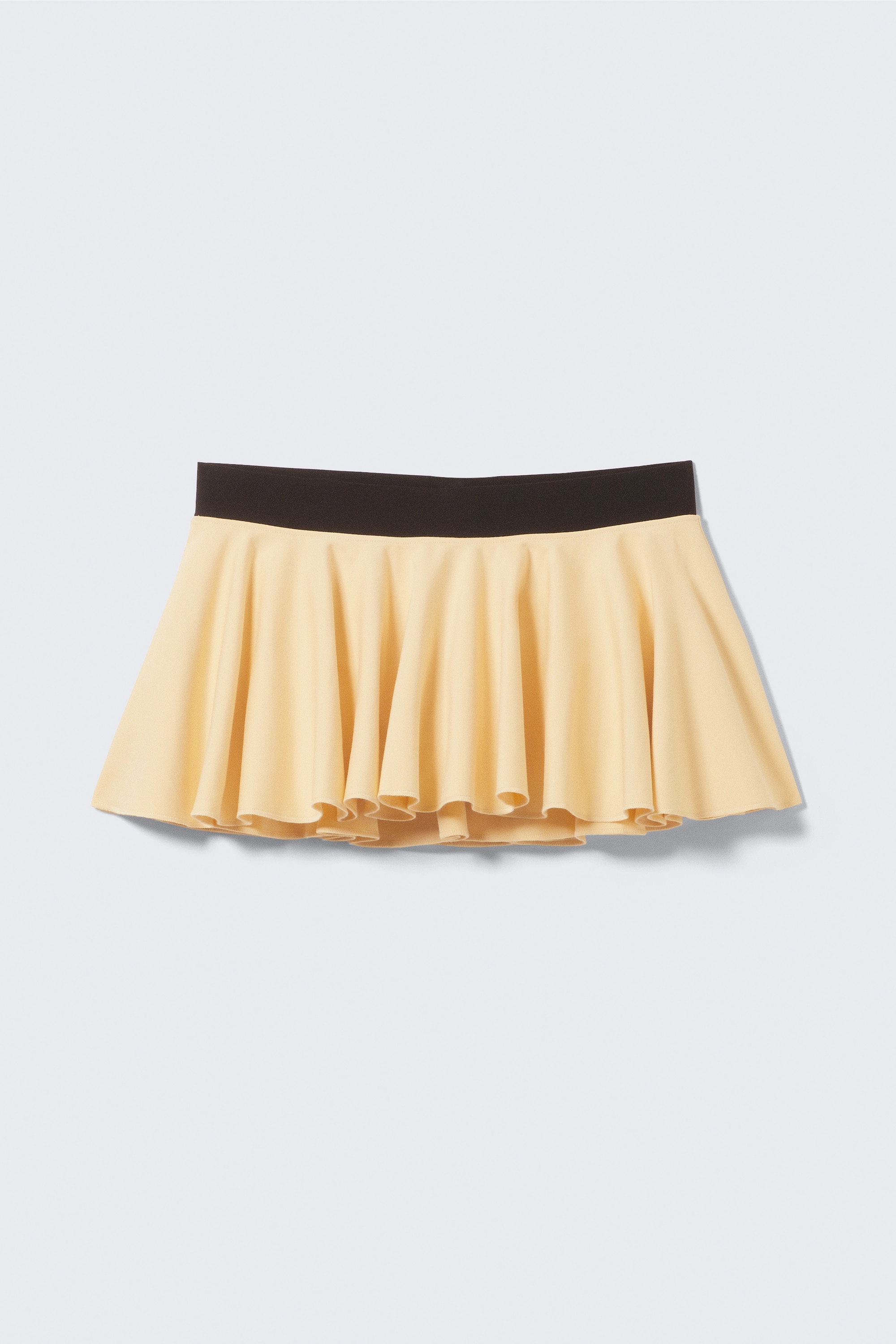 Ausgestellter Mini-Skort mit niedrigem Bund - Gelb - Schwarzer Bund/Schwarz