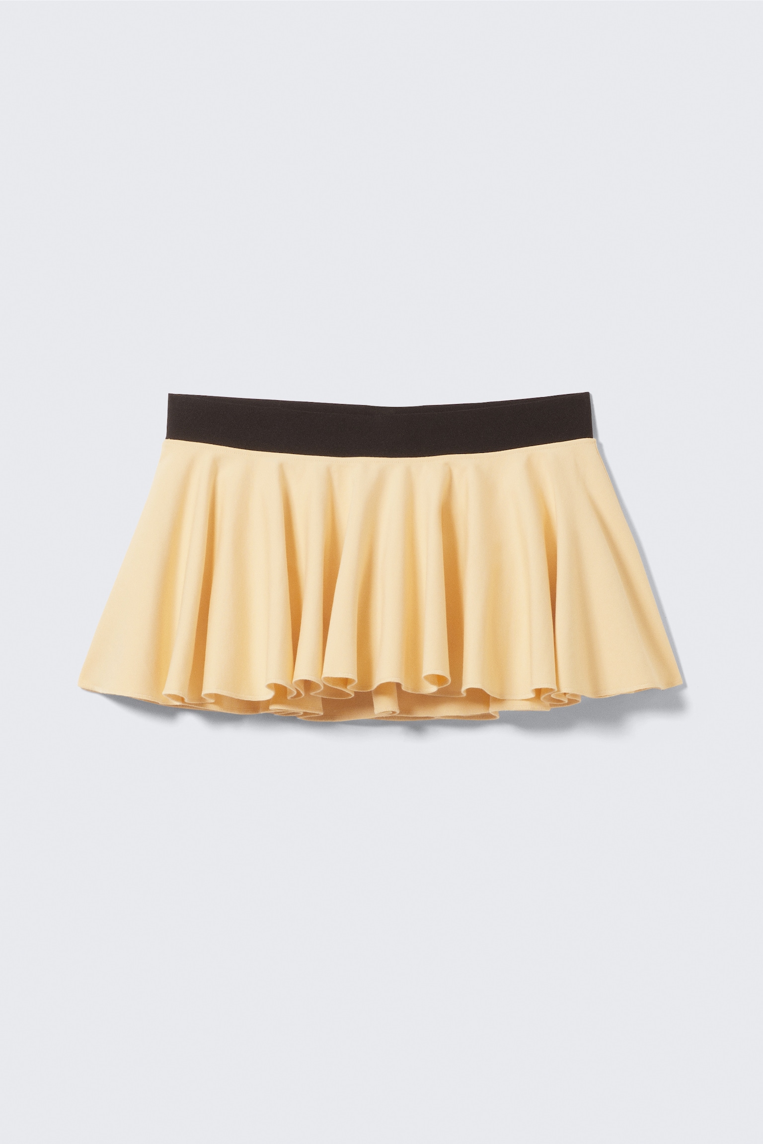 Ausgestellter Mini-Skort mit niedrigem Bund - Gelb - Schwarzer Bund/Schwarz - 2