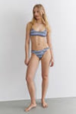 Blau gestreift - Bikinioberteil mit tiefem Ausschnitt - 1