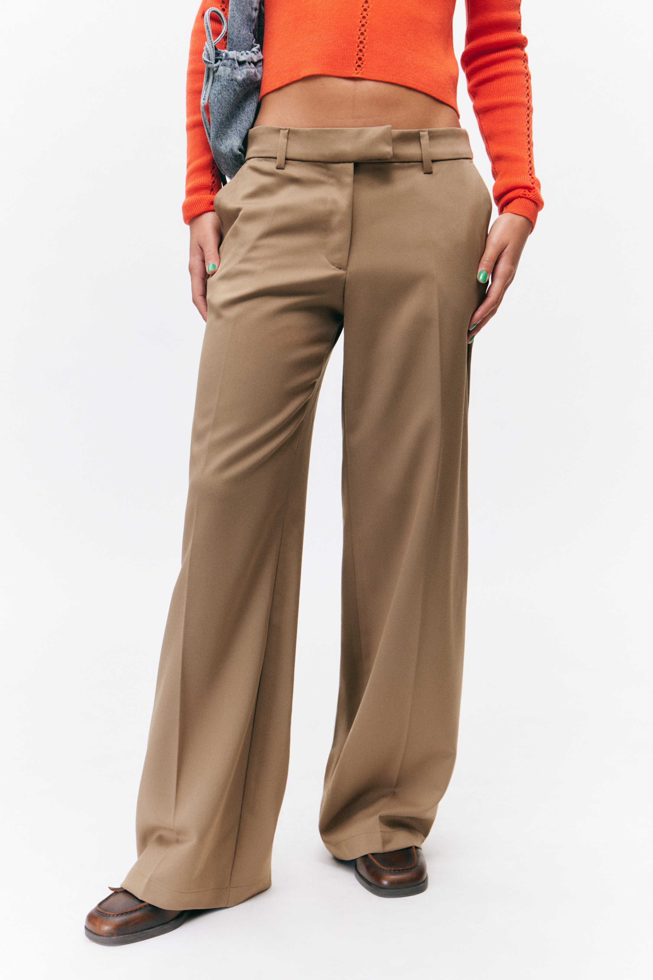 Zobrazit větší obrázek: Low Waisted Pleated Suiting Trousers - Dusty Mole - ŽENY | H&M CZ 2