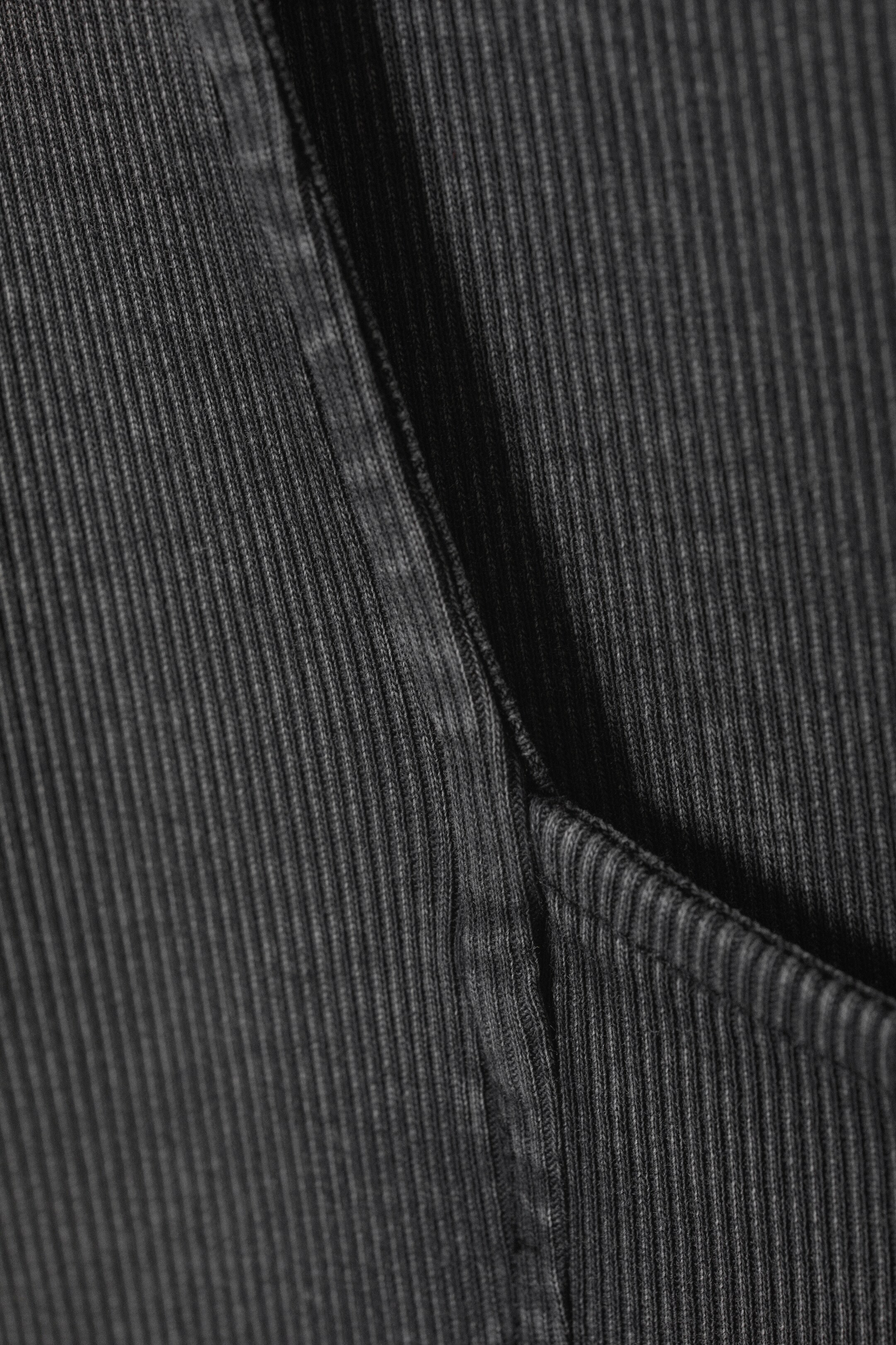 Zobacz większy obraz: Sukienka w prążki z dekoltem w prążki - Washed Black - ONA | H&M PL 2