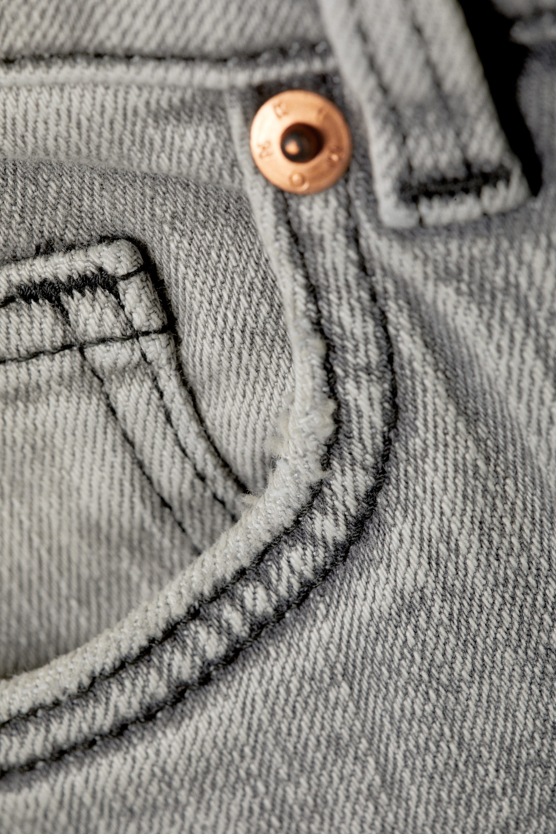 Betongrau - Katsumi Jeans mit Schlag und niedriger Taille - 1