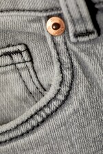 Betongrau - Katsumi Jeans mit Schlag und niedriger Taille - 1