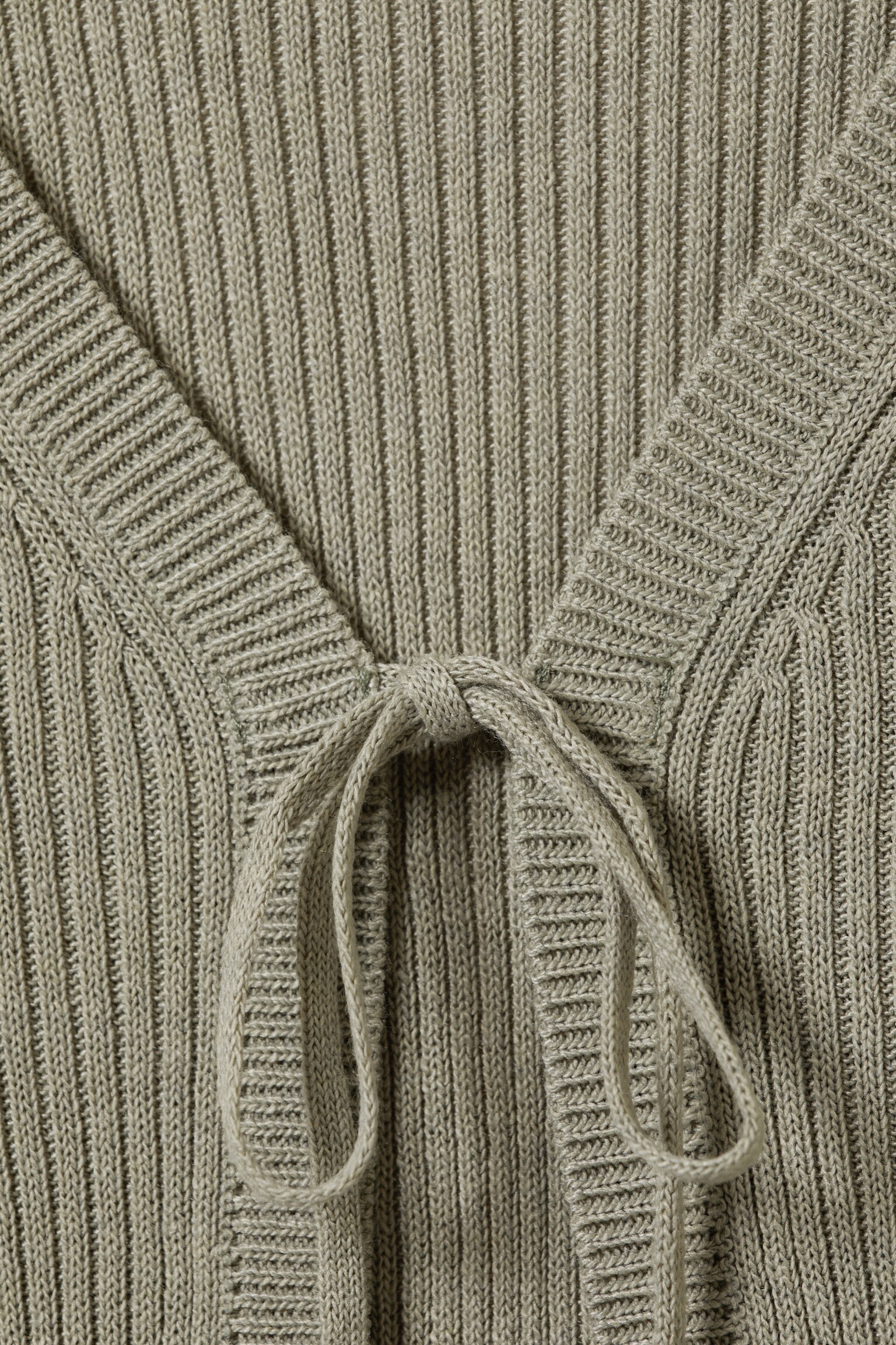Gerippte Strickjacke mit Schnürung vorne - Khakigrün/Weiß/Hellgelb - 4