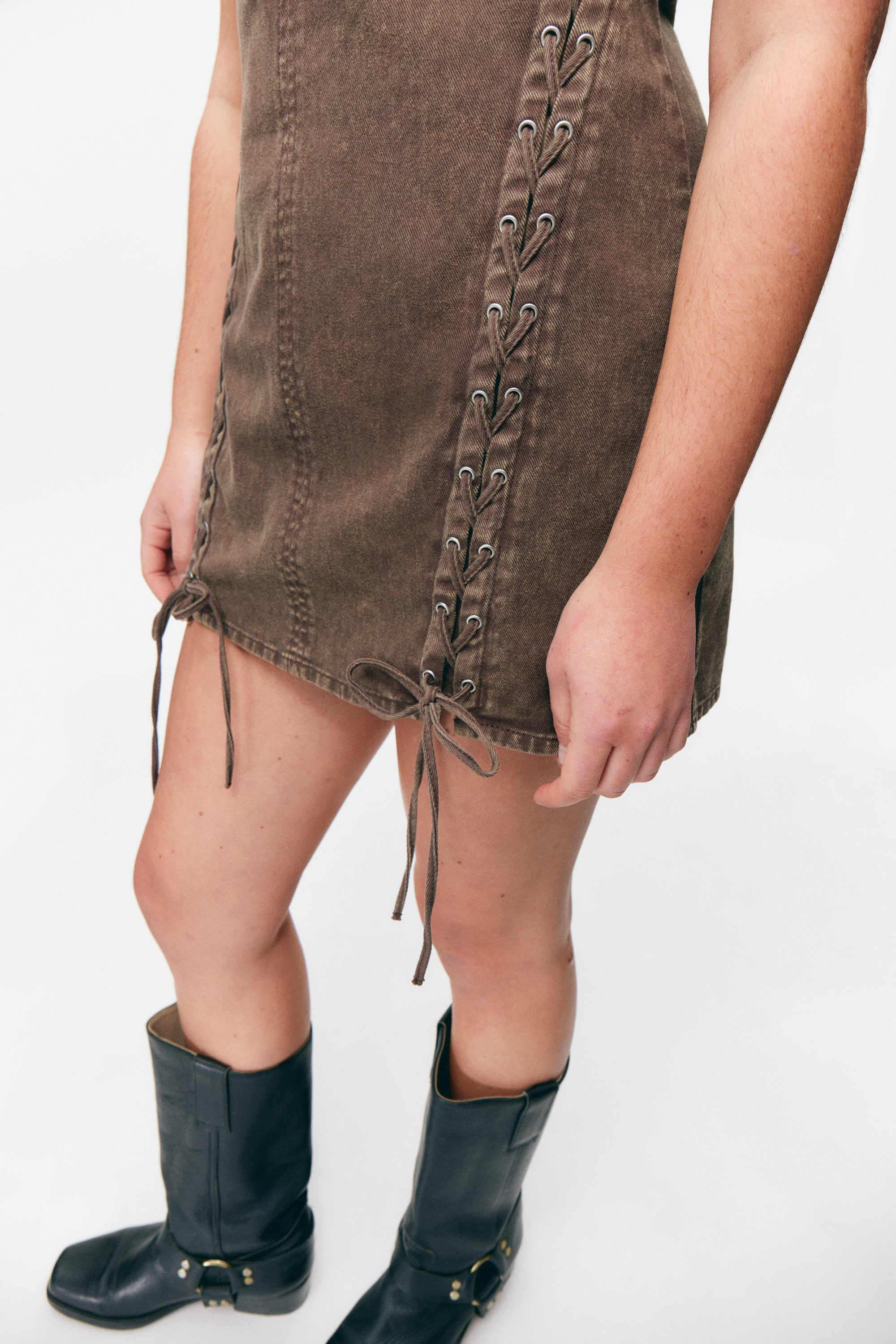 Gewaschenes Dunkelbraun - Ärmelloses Minikleid zum Schnüren - 3