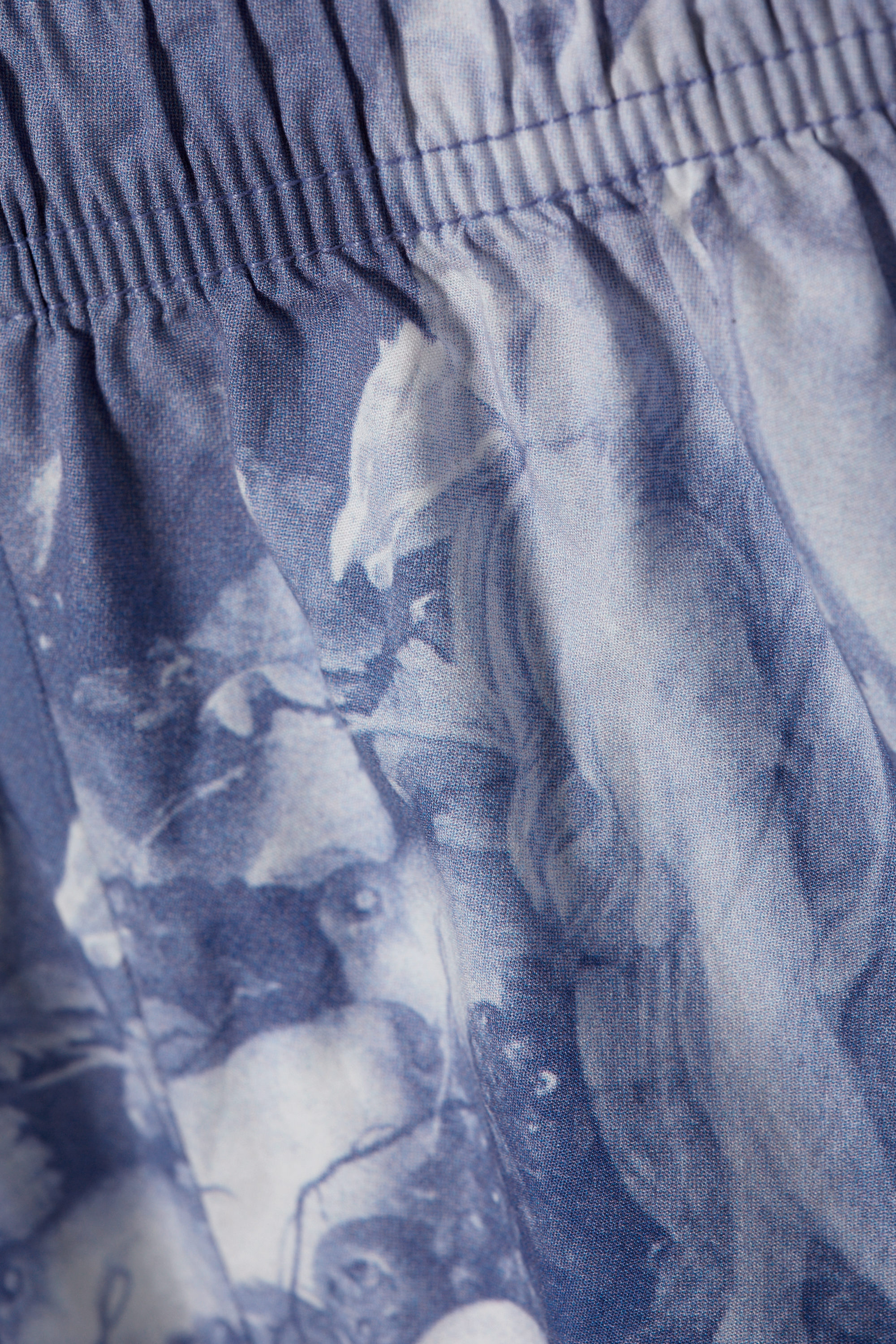 Blau - Barocke Collage - Mittelhohe Pyjamashorts aus bedrucktem Popeline - 4