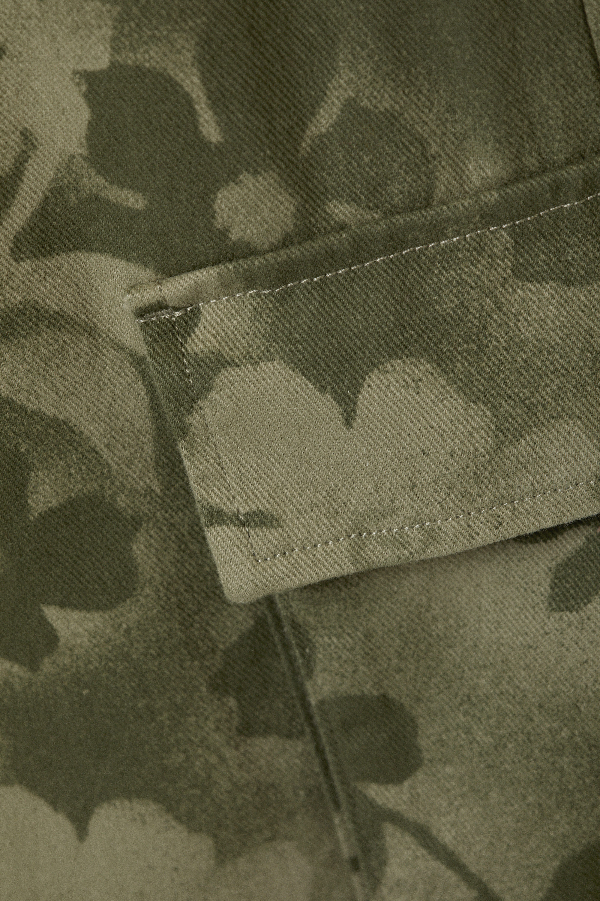 Kakigrön - Sprayblommor - Lediga lågmidjade cargobyxor i twill - 5