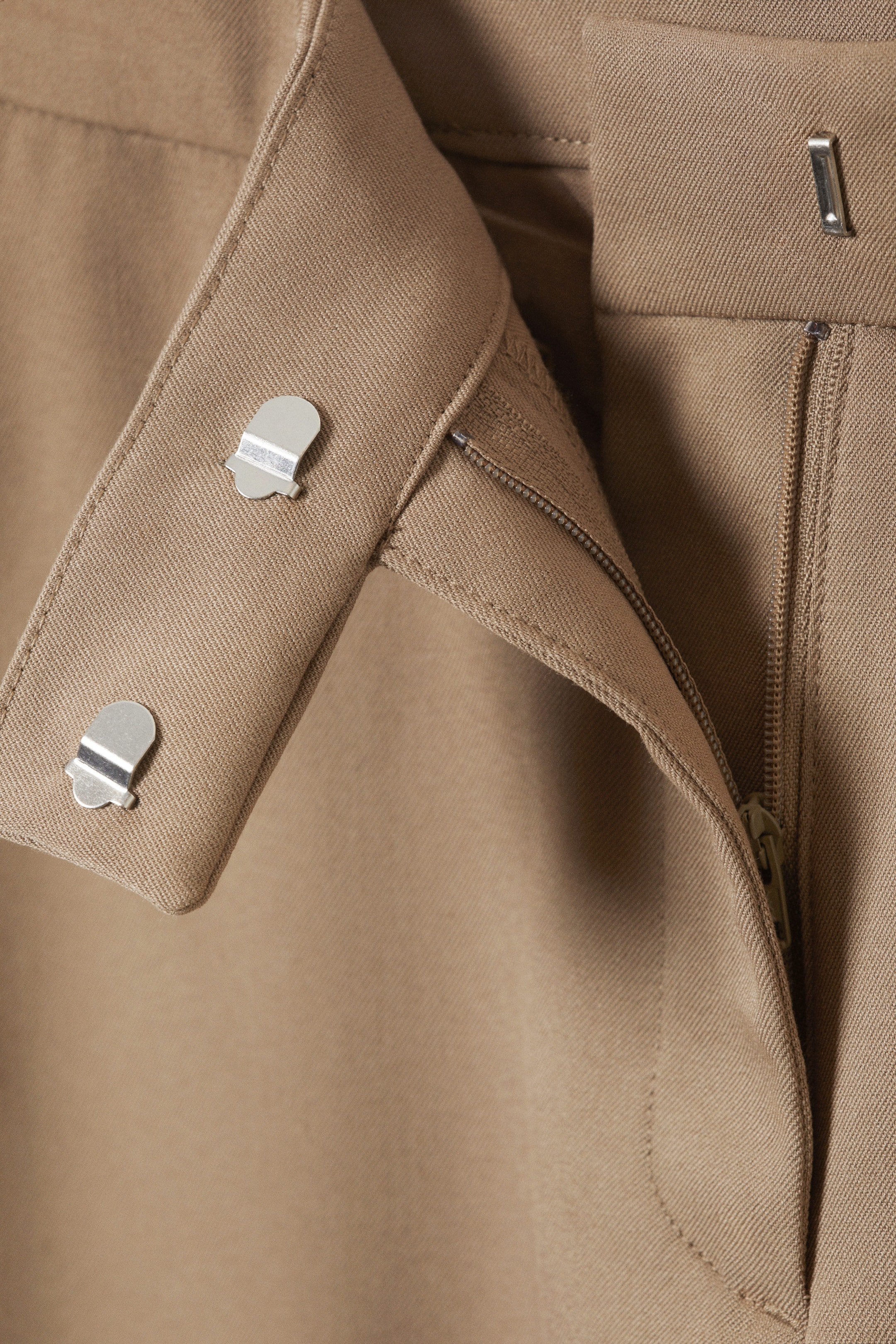 Blasses Beige - Tief geschnittene Bundfaltenhose aus Anzugstoff - 2