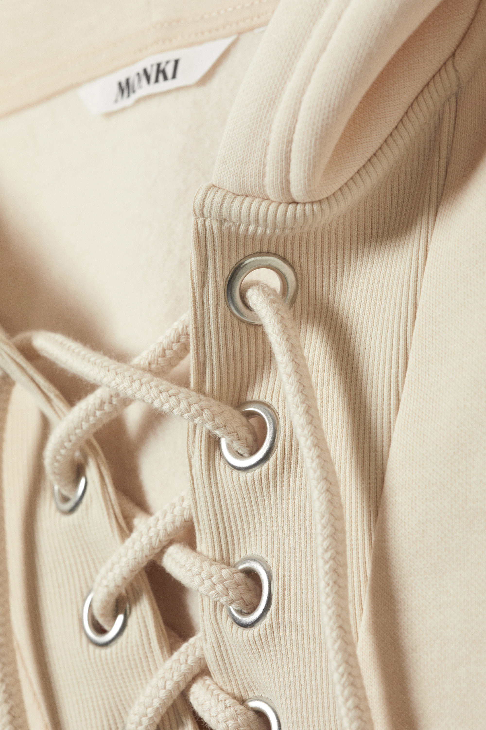 Hellbeige - Kurzer Hoodie mit Schnürdetails - 4