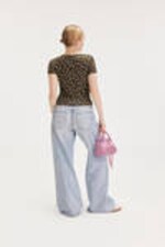 Braun mit Blumen - Kurzes T-Shirt - 2