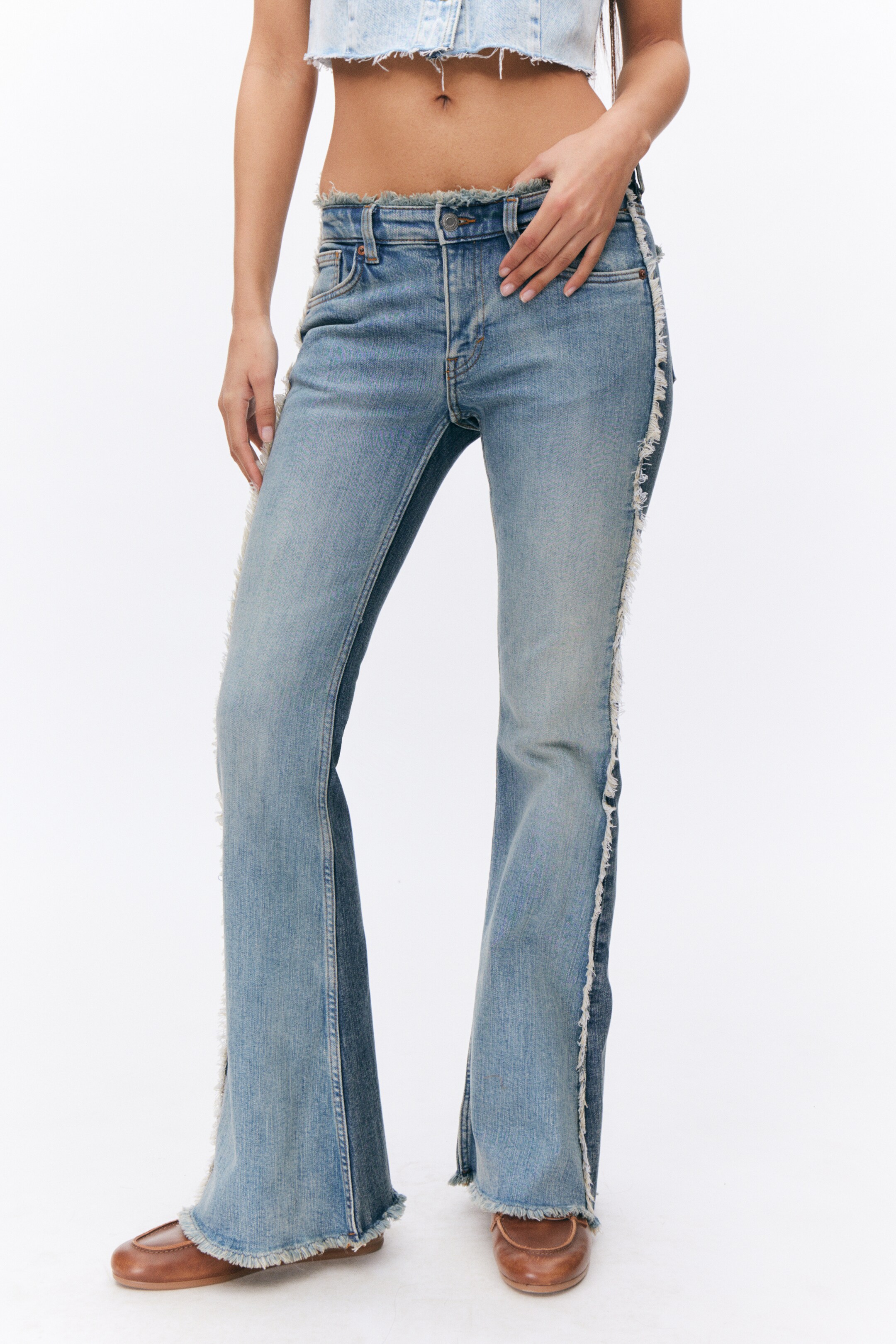 Grotere afbeelding bekijken: Katsumi uitlopende patchwork jeans met lage taille - Blauw patchwork - DAMES | H&M NL 2